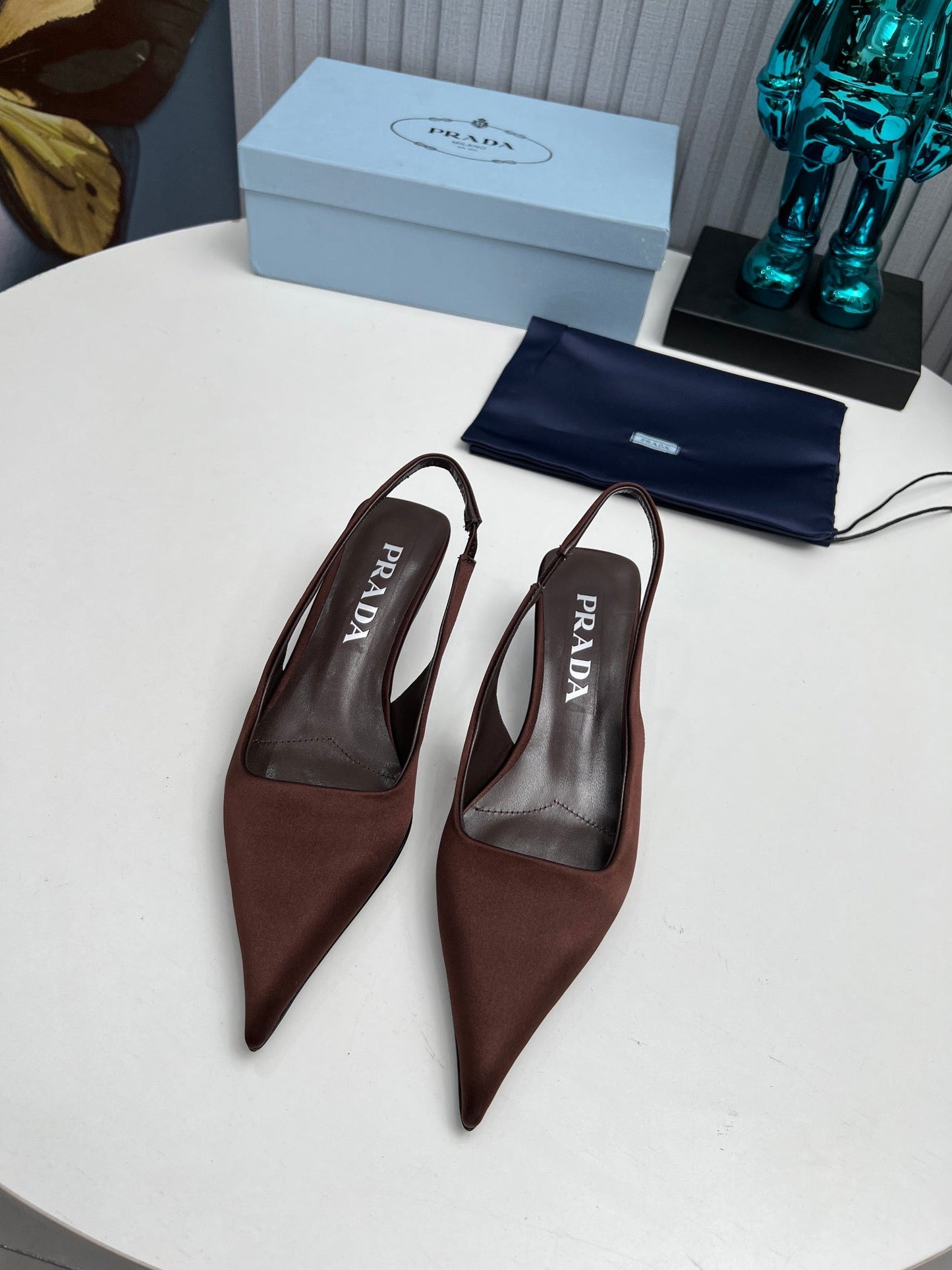 PRADA 26S ТУФЛІ-СЛІНГБЕКИ З ГОСТРИМ НОСКОМ 40 ММ З ТЕМНО-КОРИЧНЕВОГО АТЛАСУ