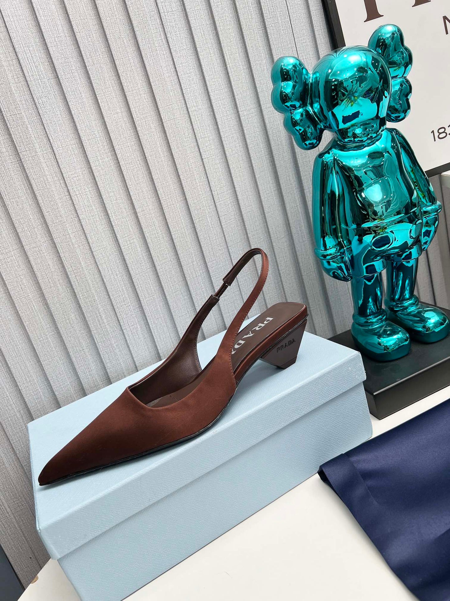 PRADA 26S ТУФЛІ-СЛІНГБЕКИ З ГОСТРИМ НОСКОМ 40 ММ З ТЕМНО-КОРИЧНЕВОГО АТЛАСУ