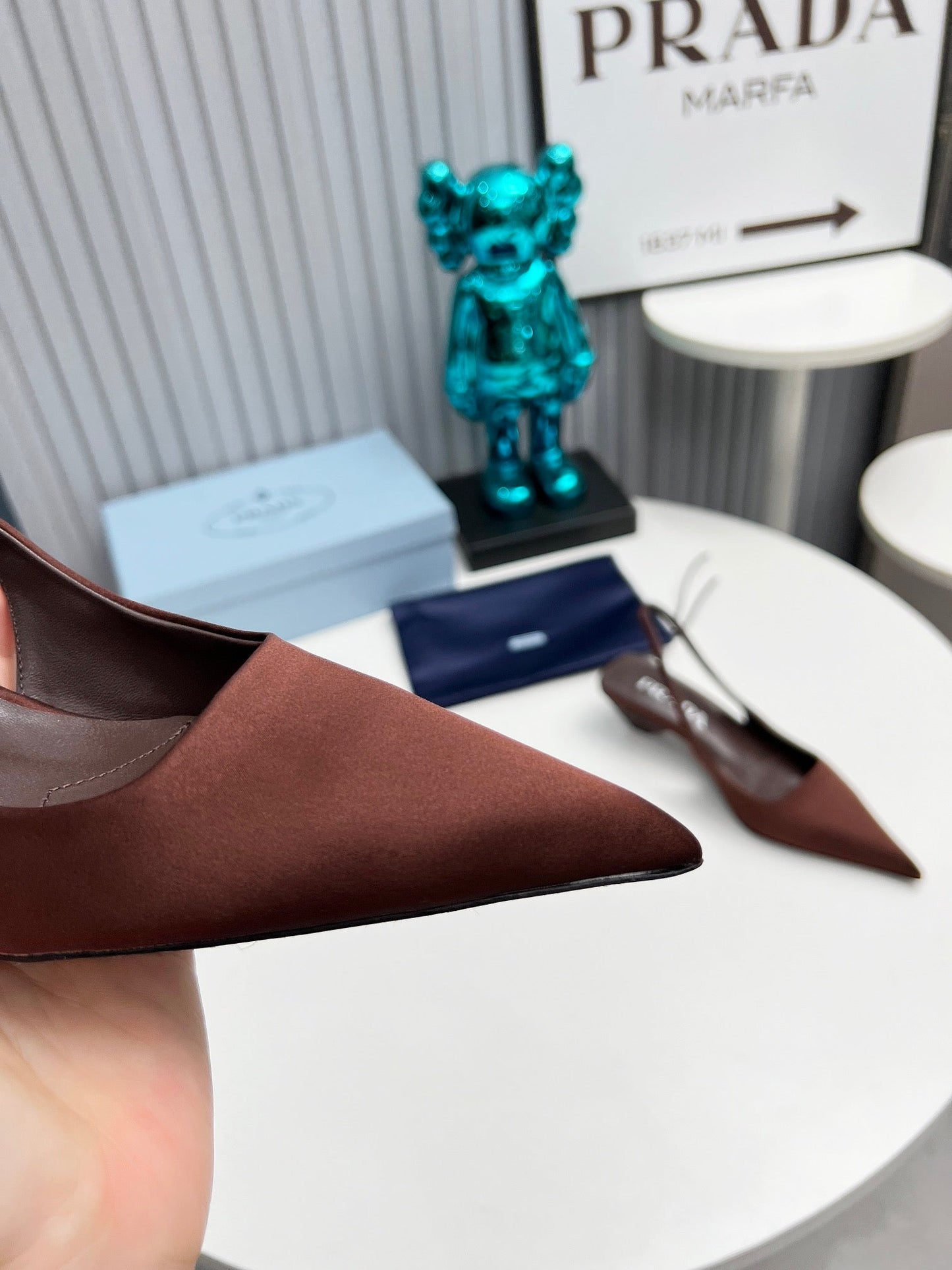 PRADA 26S ТУФЛІ-СЛІНГБЕКИ З ГОСТРИМ НОСКОМ 40 ММ З ТЕМНО-КОРИЧНЕВОГО АТЛАСУ