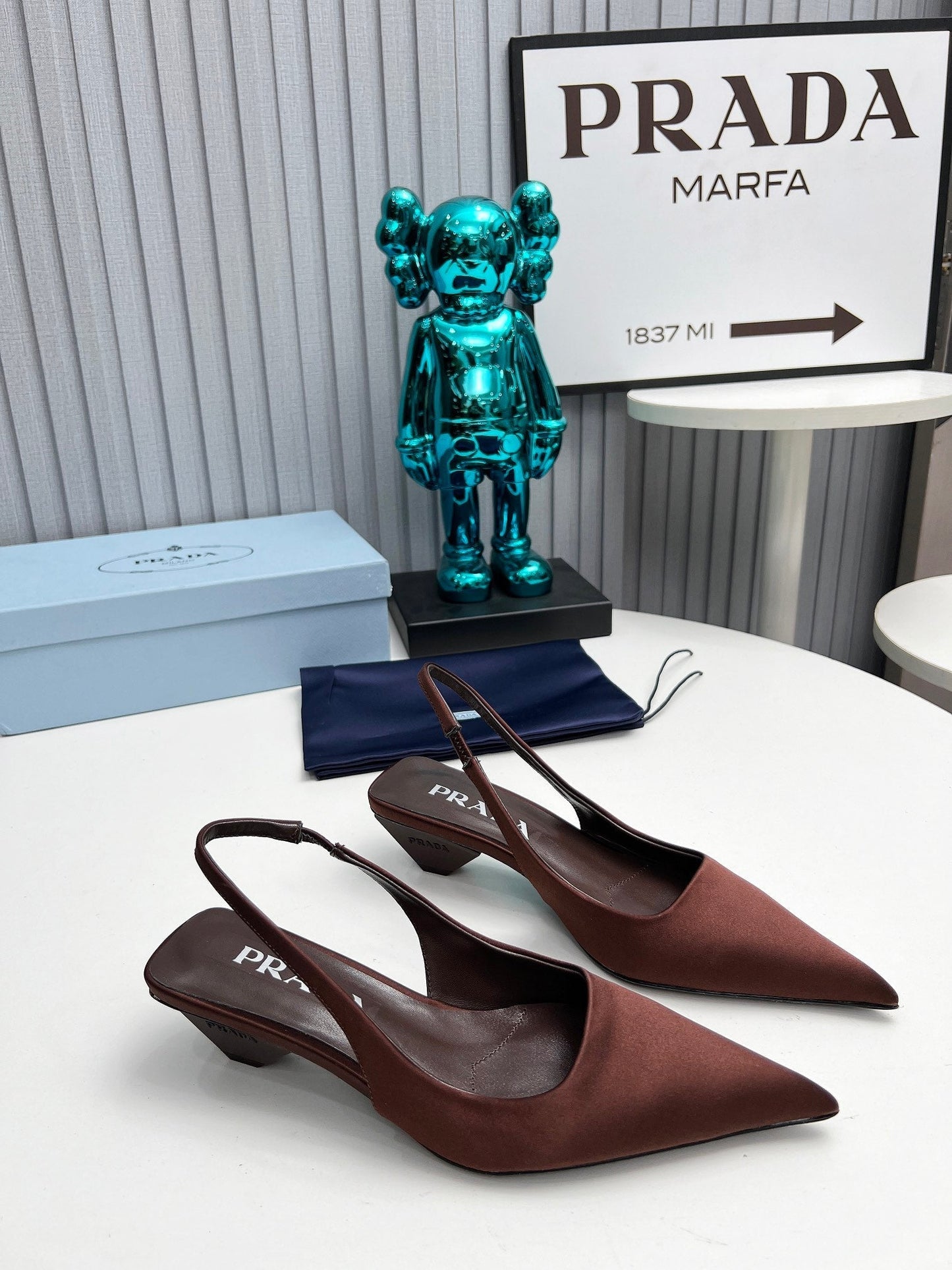 PRADA 26S ТУФЛІ-СЛІНГБЕКИ З ГОСТРИМ НОСКОМ 40 ММ З ТЕМНО-КОРИЧНЕВОГО АТЛАСУ