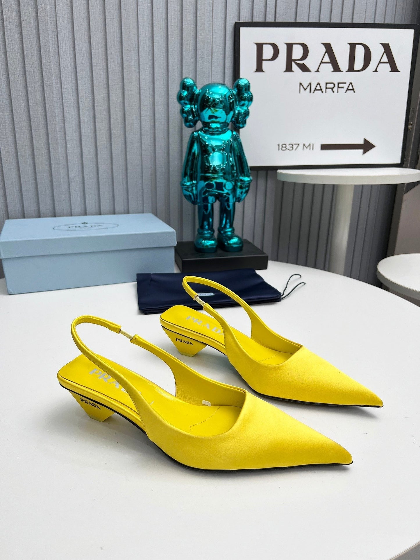 PRADA 26S СЛІНГБЕКИ З ГОСТРИМ НОСКОМ 40 ММ ЖОВТИЙ АТЛАС