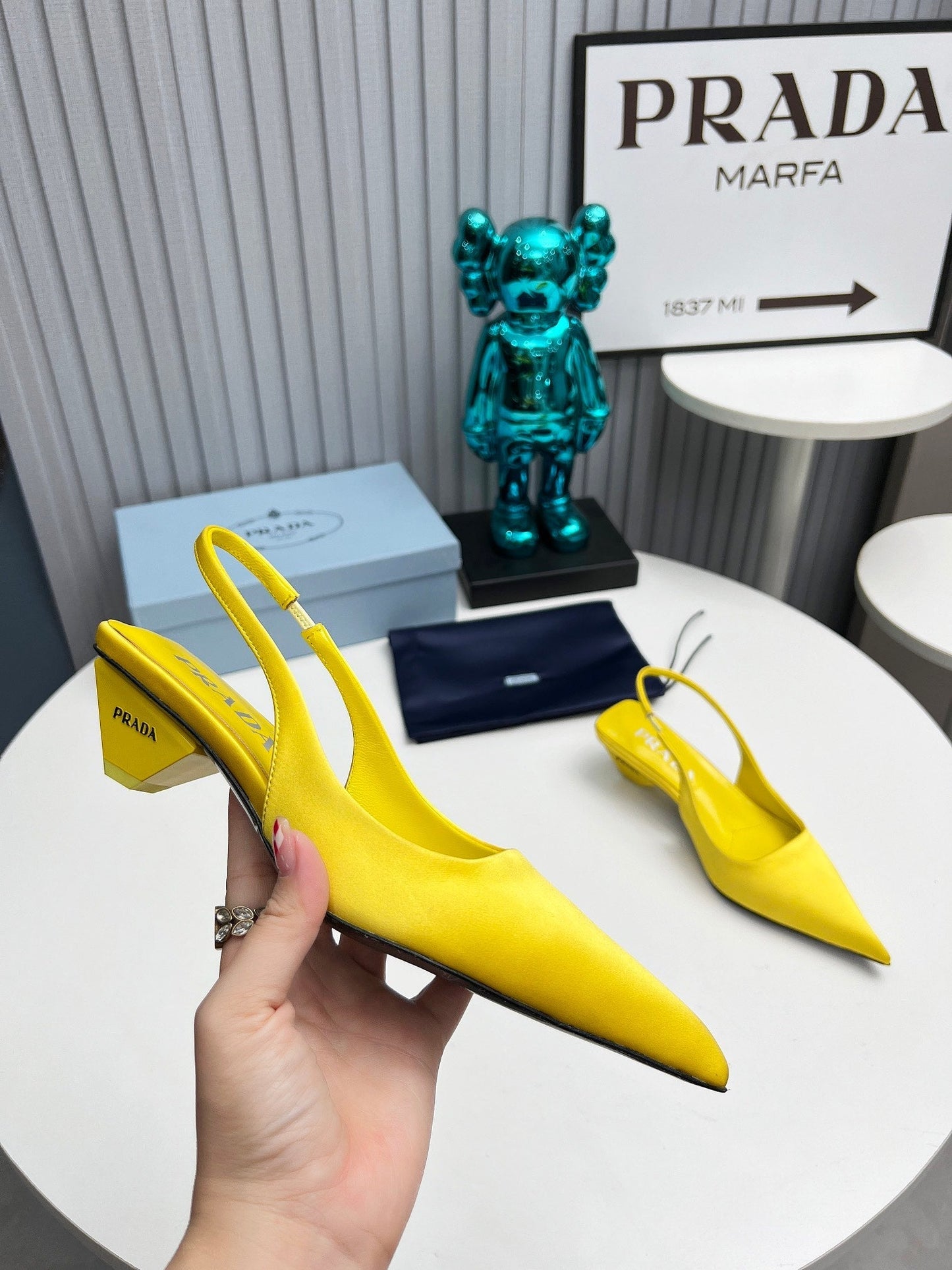 PRADA 26S СЛІНГБЕКИ З ГОСТРИМ НОСКОМ 40 ММ ЖОВТИЙ АТЛАС