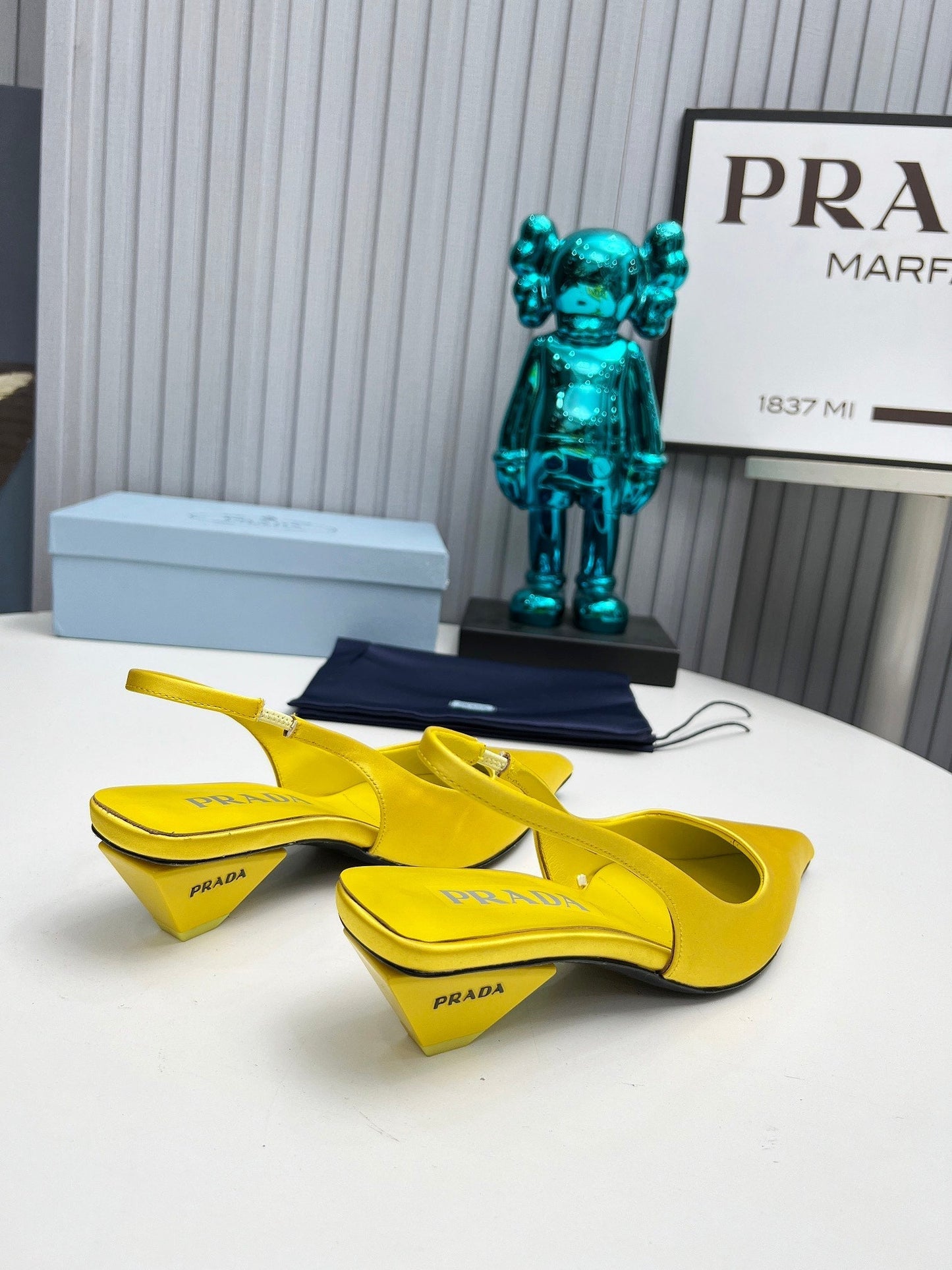 PRADA 26S СЛІНГБЕКИ З ГОСТРИМ НОСКОМ 40 ММ ЖОВТИЙ АТЛАС