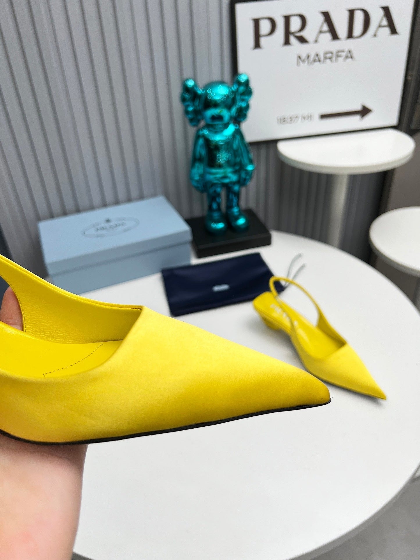 PRADA 26S СЛІНГБЕКИ З ГОСТРИМ НОСКОМ 40 ММ ЖОВТИЙ АТЛАС