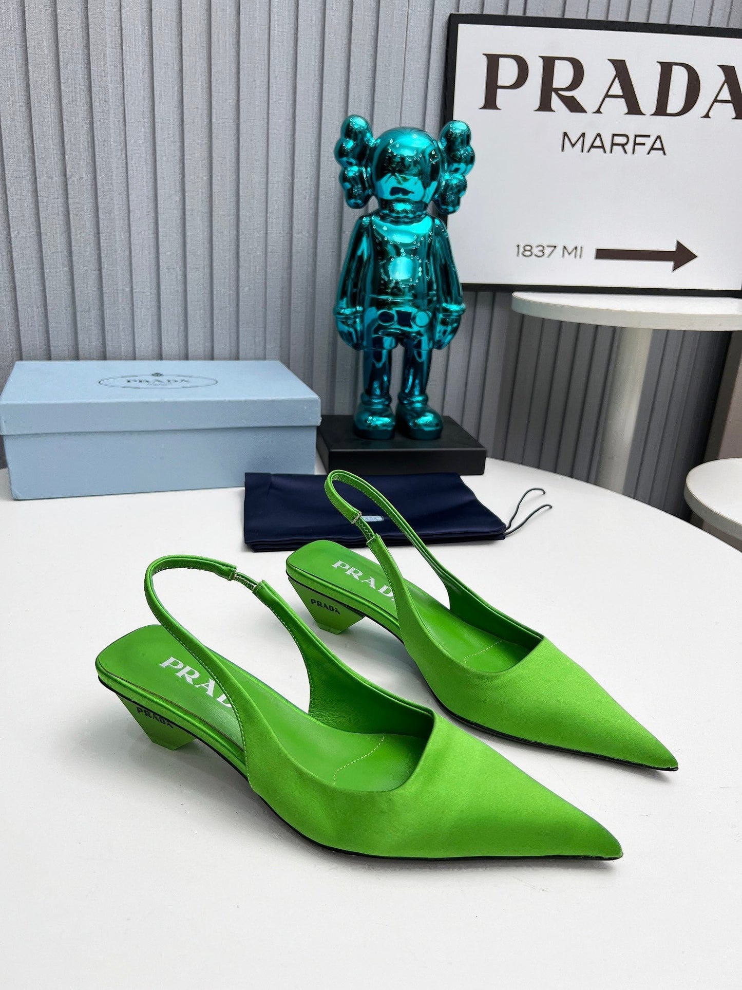 PRADA 26S ГОСТРОНОСІ ТУФЛІ З ВІДКРИТОЮ П'ЯТОЮ 40 ММ ІЗ ЗЕЛЕНОГО АТЛАСУ