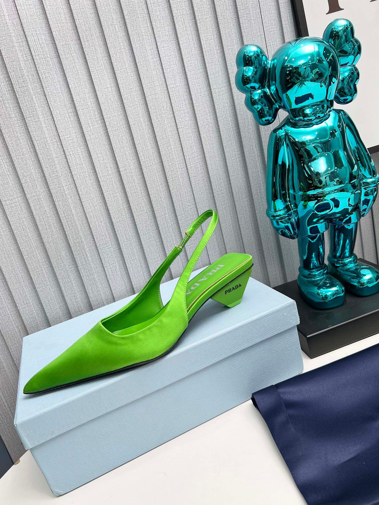 PRADA 26S ГОСТРОНОСІ ТУФЛІ З ВІДКРИТОЮ П'ЯТОЮ 40 ММ ІЗ ЗЕЛЕНОГО АТЛАСУ