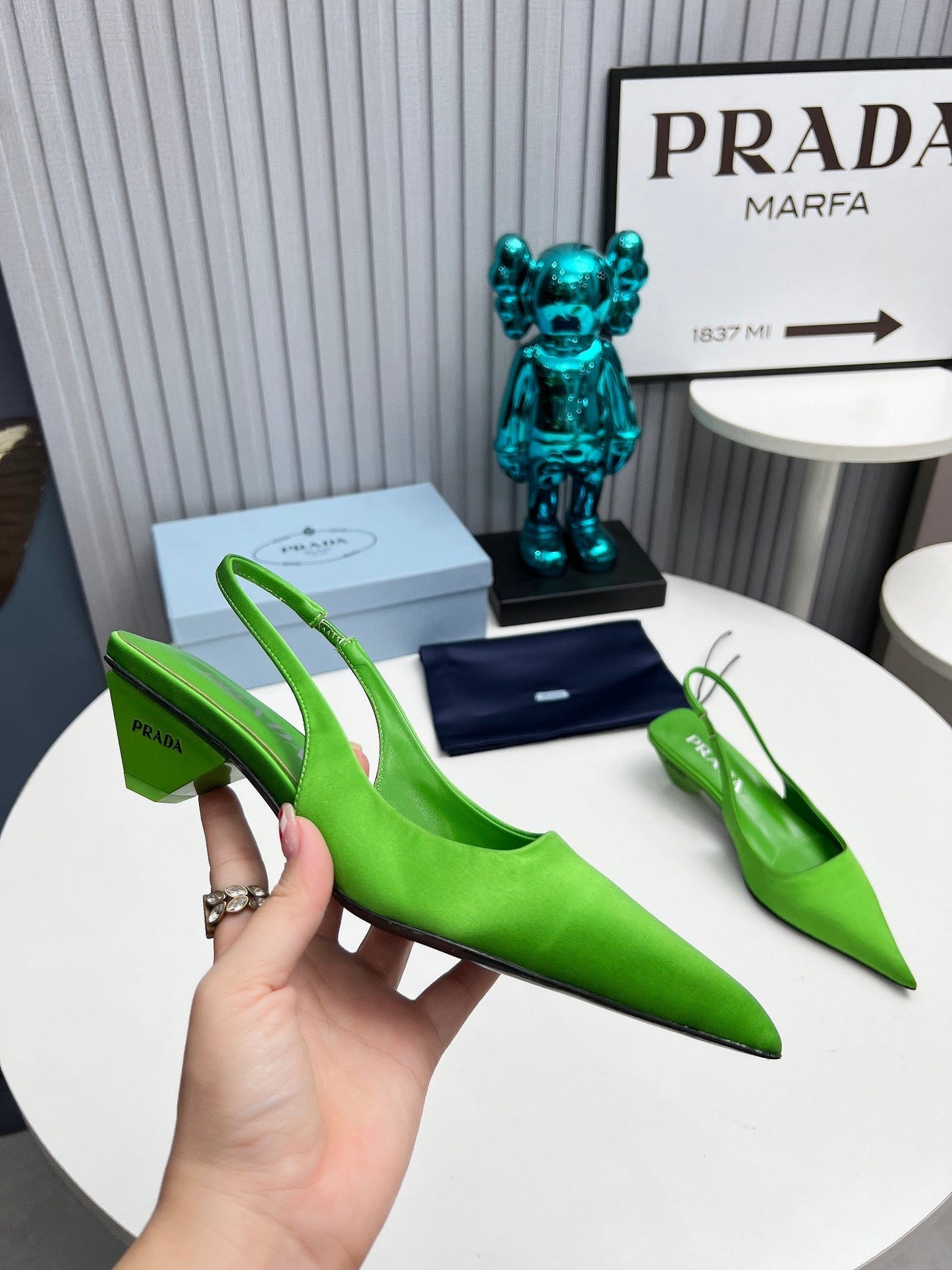 PRADA 26S ГОСТРОНОСІ ТУФЛІ З ВІДКРИТОЮ П'ЯТОЮ 40 ММ ІЗ ЗЕЛЕНОГО АТЛАСУ