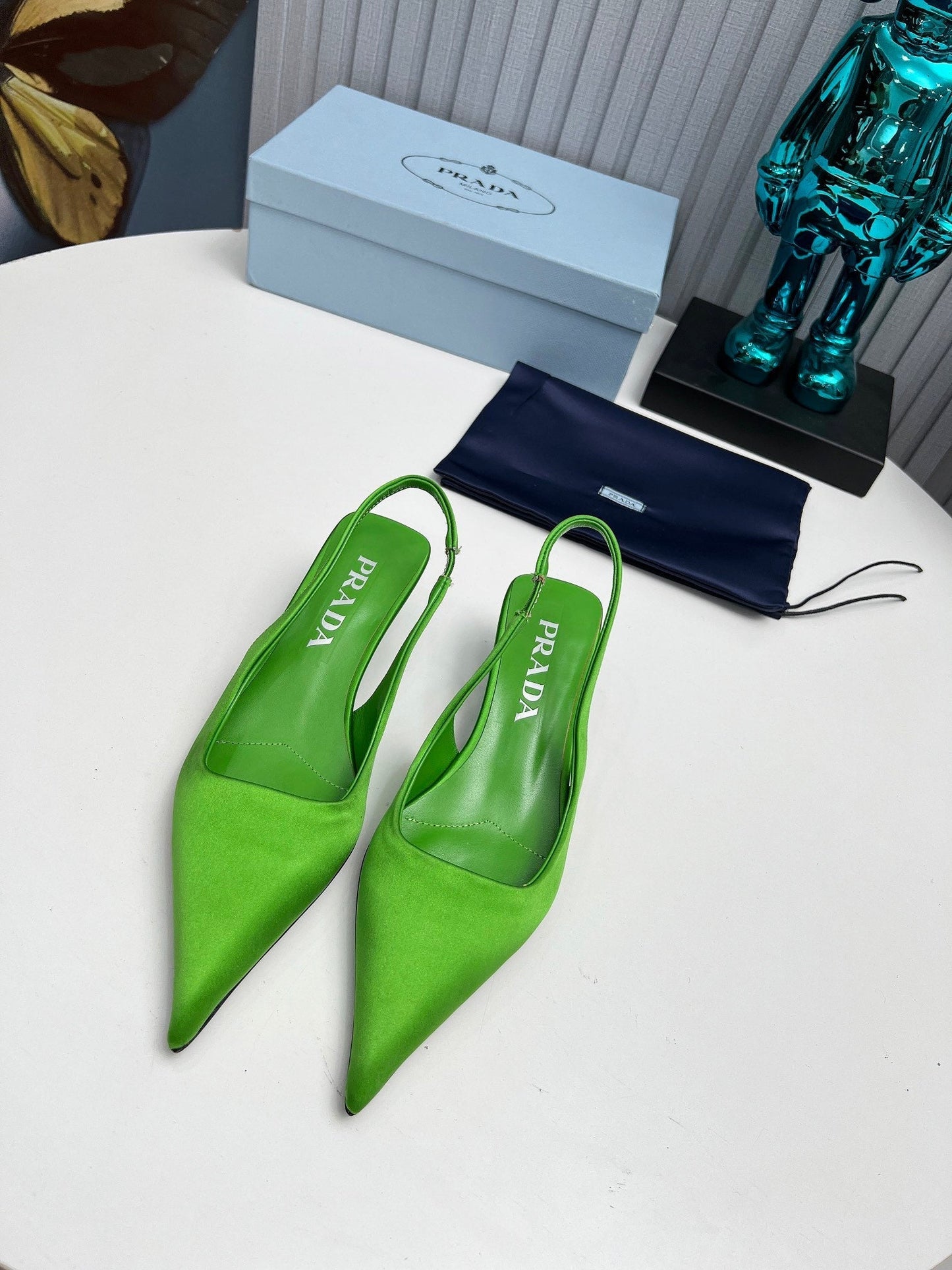PRADA 26S ГОСТРОНОСІ ТУФЛІ З ВІДКРИТОЮ П'ЯТОЮ 40 ММ ІЗ ЗЕЛЕНОГО АТЛАСУ