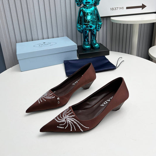 Туфлі-човники PRADA 26S, загострений носок, 40 мм, із темно-коричневого атласу, прикрашені кристалами