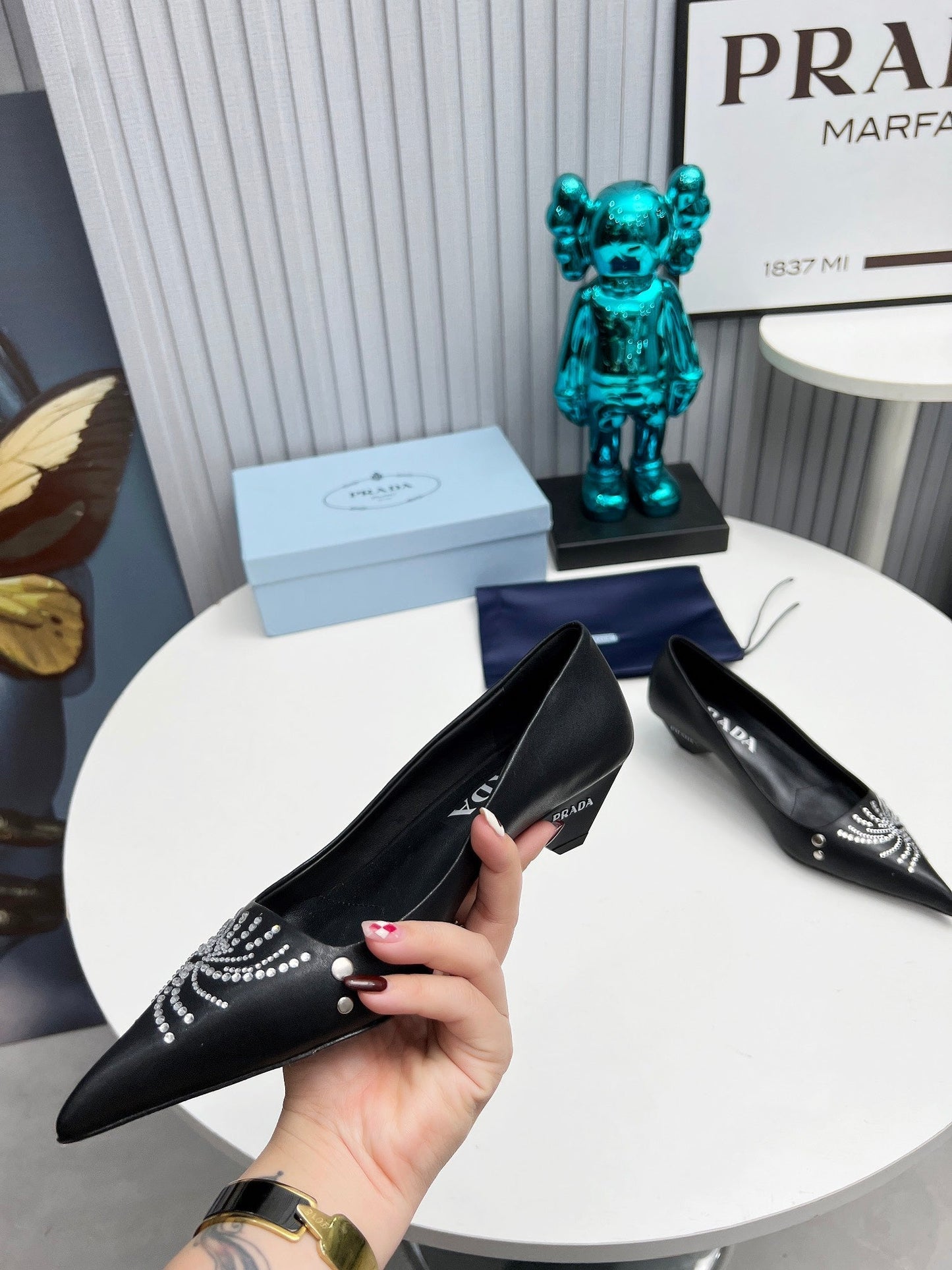 ТУФЛІ-ЧОВНИКИ PRADA 26S З ЗАГОСТРЕНИМ НОСОМ, 40 ММ, З ЧОРНОЇ ТЕЛЯЧОЇ ШКІРИ, ПРИКРАШЕНІ КРИСТАЛАМИ