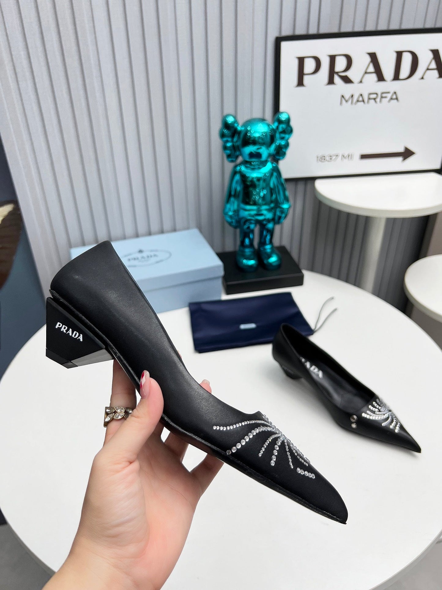 ТУФЛІ-ЧОВНИКИ PRADA 26S З ЗАГОСТРЕНИМ НОСОМ, 40 ММ, З ЧОРНОЇ ТЕЛЯЧОЇ ШКІРИ, ПРИКРАШЕНІ КРИСТАЛАМИ