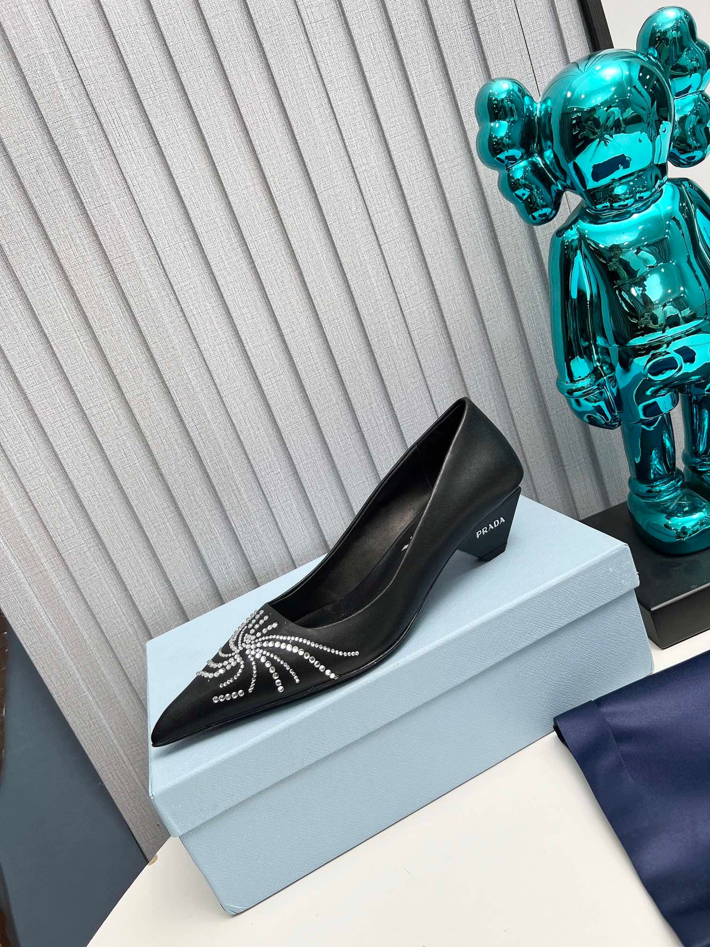 ТУФЛІ-ЧОВНИКИ PRADA 26S З ЗАГОСТРЕНИМ НОСОМ, 40 ММ, З ЧОРНОЇ ТЕЛЯЧОЇ ШКІРИ, ПРИКРАШЕНІ КРИСТАЛАМИ