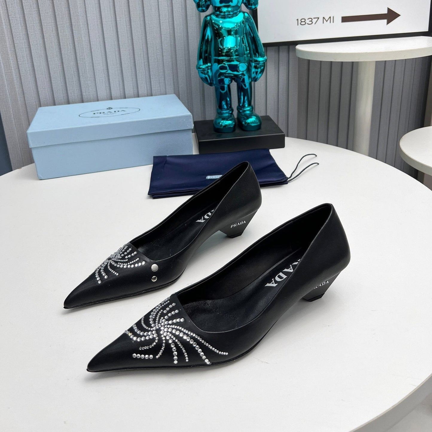 ТУФЛІ-ЧОВНИКИ PRADA 26S З ЗАГОСТРЕНИМ НОСОМ, 40 ММ, З ЧОРНОЇ ТЕЛЯЧОЇ ШКІРИ, ПРИКРАШЕНІ КРИСТАЛАМИ