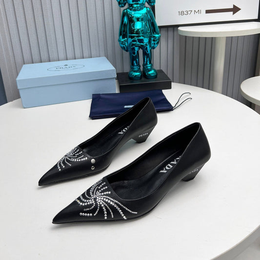 ТУФЛІ-ЧОВНИКИ PRADA 26S З ЗАГОСТРЕНИМ НОСОМ, 40 ММ, З ЧОРНОЇ ТЕЛЯЧОЇ ШКІРИ, ПРИКРАШЕНІ КРИСТАЛАМИ