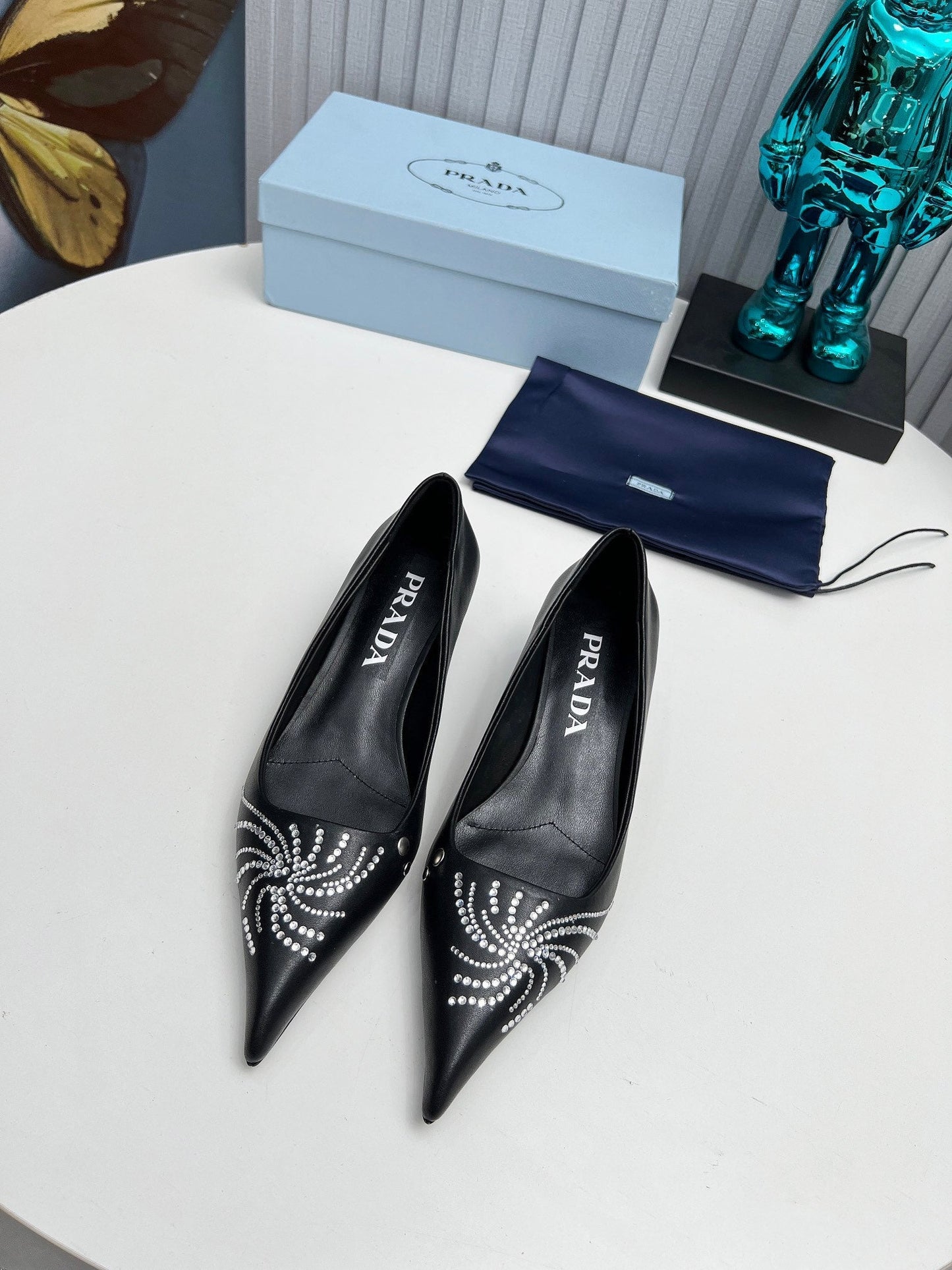 ТУФЛІ-ЧОВНИКИ PRADA 26S З ЗАГОСТРЕНИМ НОСОМ, 40 ММ, З ЧОРНОЇ ТЕЛЯЧОЇ ШКІРИ, ПРИКРАШЕНІ КРИСТАЛАМИ
