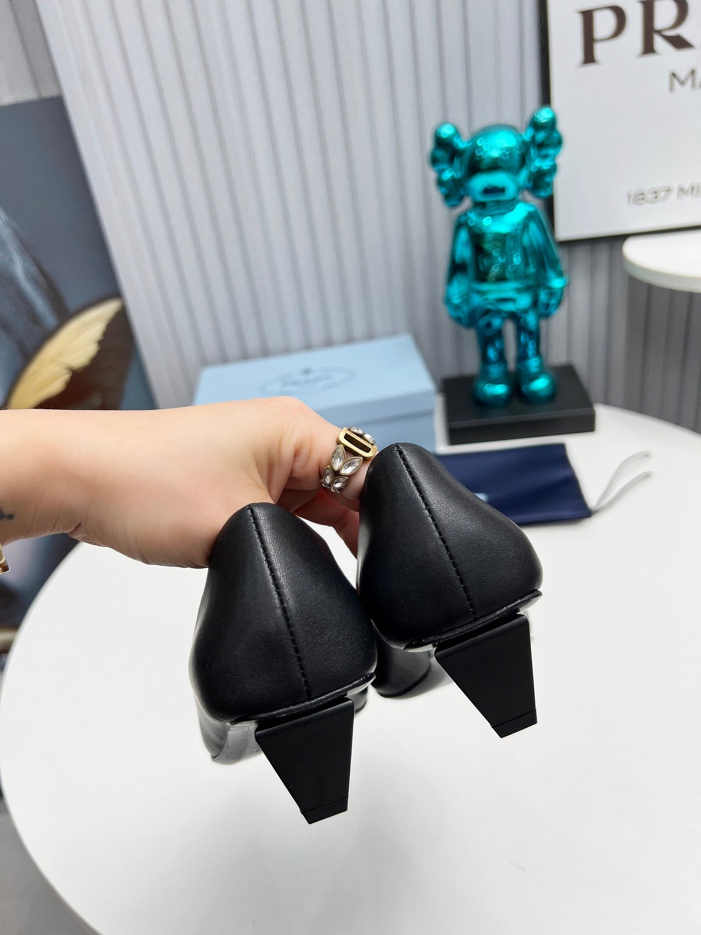 ТУФЛІ-ЧОВНИКИ PRADA 26S З ЗАГОСТРЕНИМ НОСОМ, 40 ММ, З ЧОРНОЇ ТЕЛЯЧОЇ ШКІРИ, ПРИКРАШЕНІ КРИСТАЛАМИ