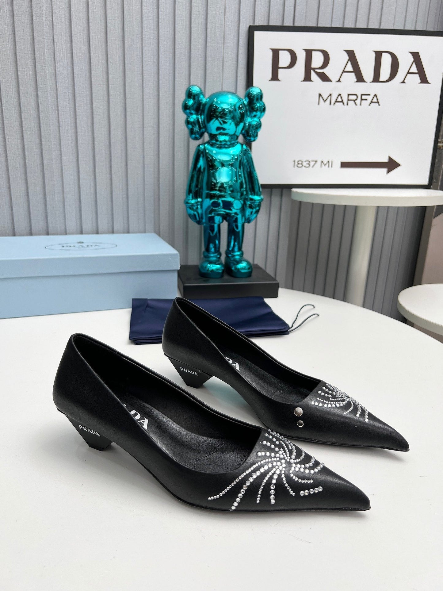 ТУФЛІ-ЧОВНИКИ PRADA 26S З ЗАГОСТРЕНИМ НОСОМ, 40 ММ, З ЧОРНОЇ ТЕЛЯЧОЇ ШКІРИ, ПРИКРАШЕНІ КРИСТАЛАМИ