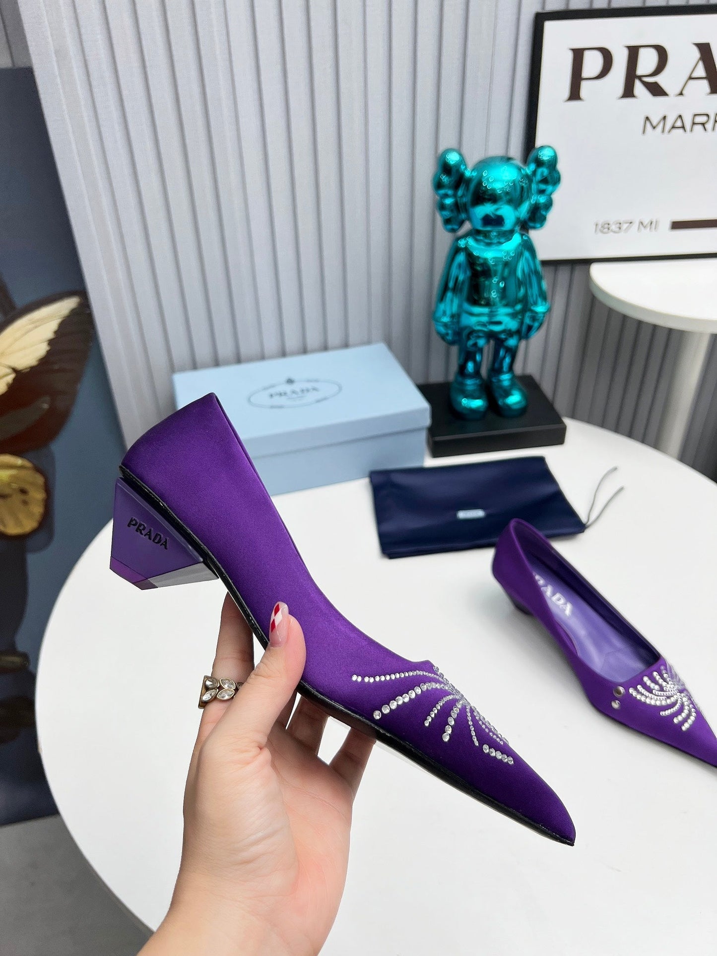 ГОСТРОНОСІ ТУФЛІ PRADA 26S, 40 ММ, З ФІОЛЕТОВОГО АТЛАСУ, ІНКРУСТОВАНІ КРИСТАЛАМИ