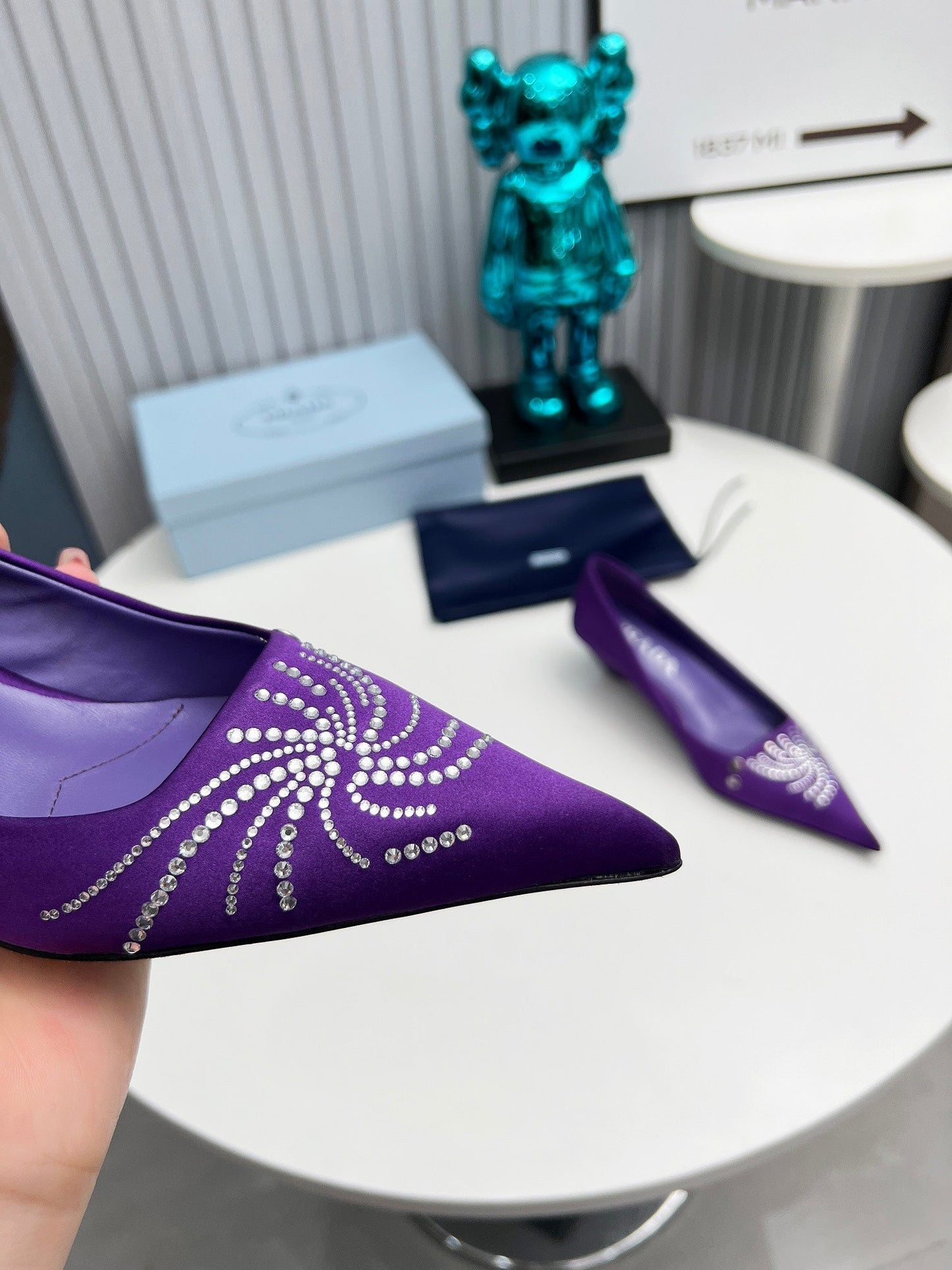 ГОСТРОНОСІ ТУФЛІ PRADA 26S, 40 ММ, З ФІОЛЕТОВОГО АТЛАСУ, ІНКРУСТОВАНІ КРИСТАЛАМИ