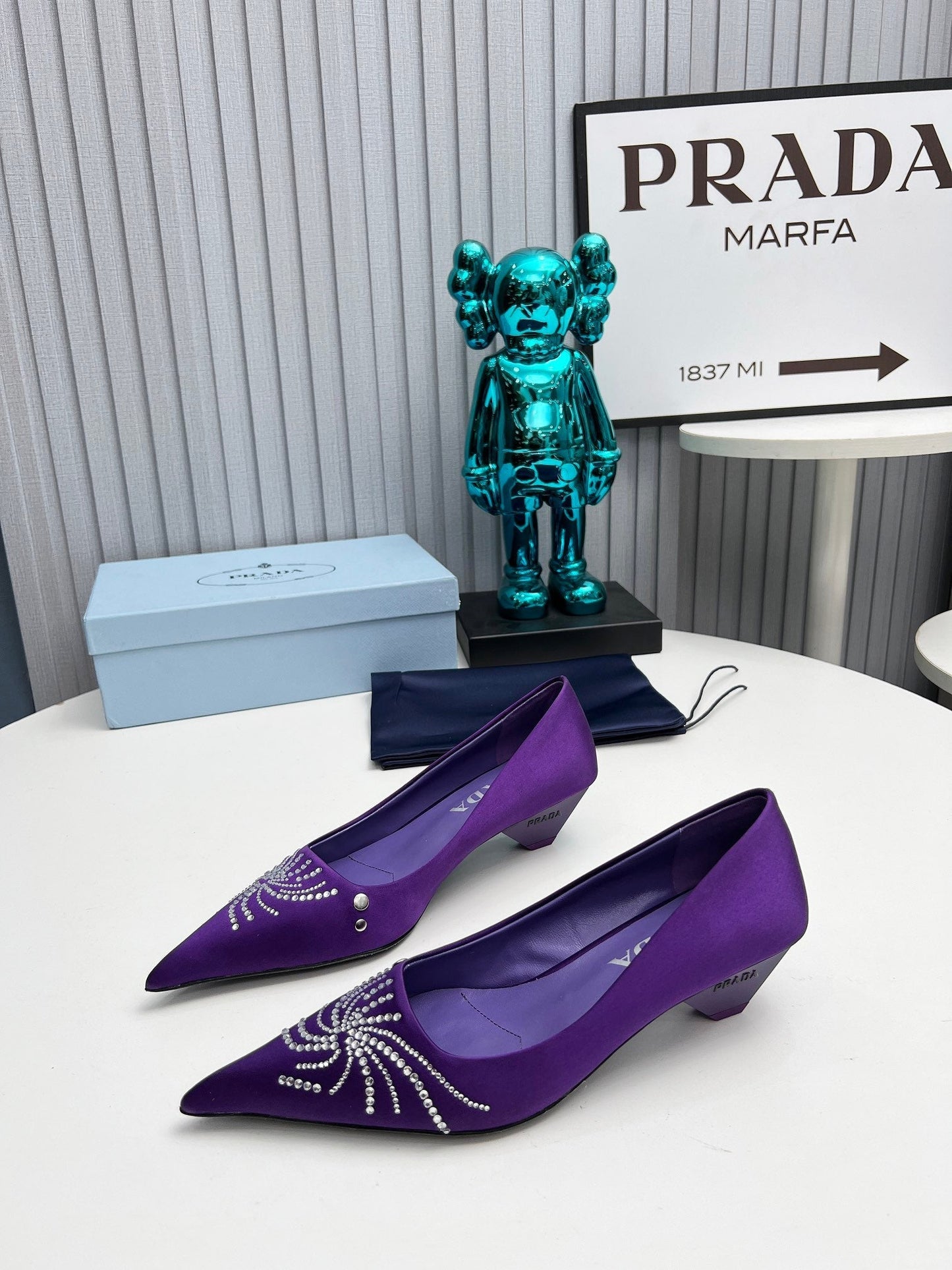 ГОСТРОНОСІ ТУФЛІ PRADA 26S, 40 ММ, З ФІОЛЕТОВОГО АТЛАСУ, ІНКРУСТОВАНІ КРИСТАЛАМИ