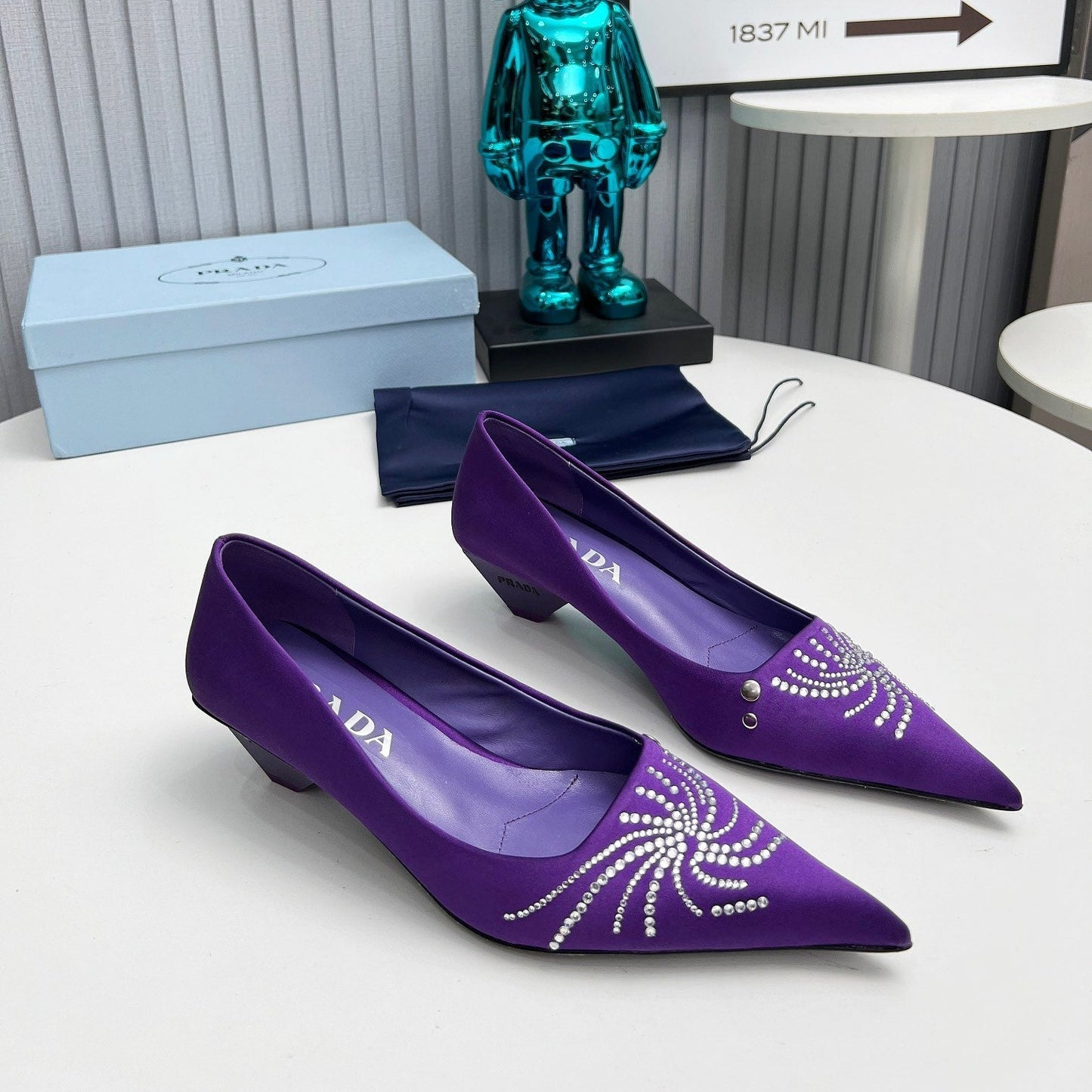ГОСТРОНОСІ ТУФЛІ PRADA 26S, 40 ММ, З ФІОЛЕТОВОГО АТЛАСУ, ІНКРУСТОВАНІ КРИСТАЛАМИ