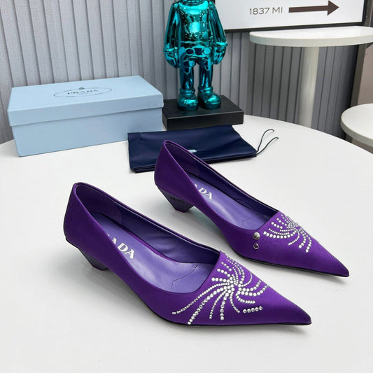 ГОСТРОНОСІ ТУФЛІ PRADA 26S, 40 ММ, З ФІОЛЕТОВОГО АТЛАСУ, ІНКРУСТОВАНІ КРИСТАЛАМИ