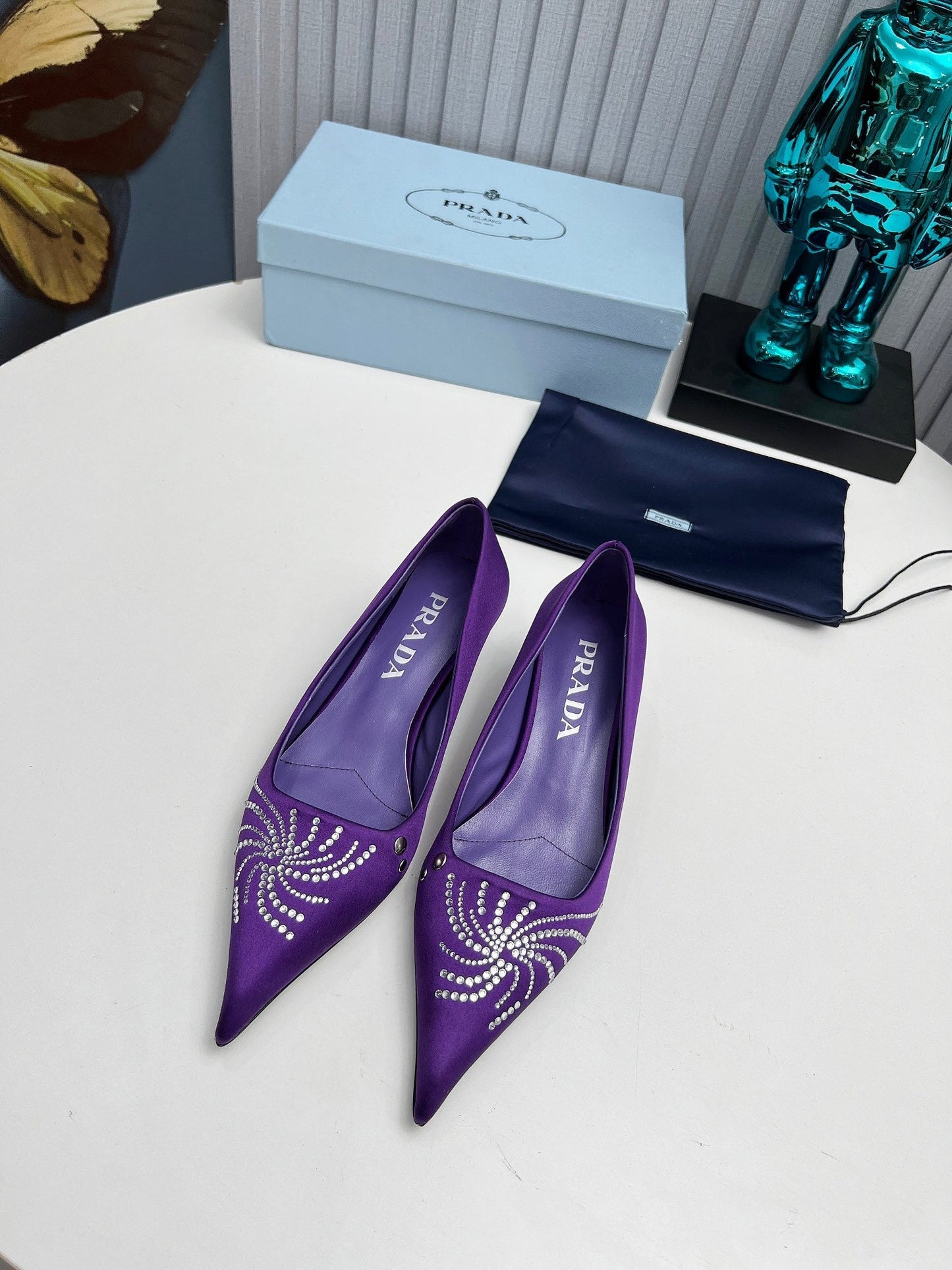ГОСТРОНОСІ ТУФЛІ PRADA 26S, 40 ММ, З ФІОЛЕТОВОГО АТЛАСУ, ІНКРУСТОВАНІ КРИСТАЛАМИ