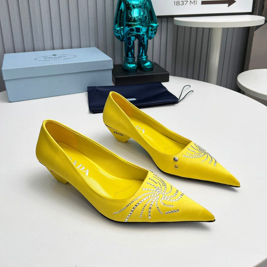 ЖІНОЧІ ТУФЛІ PRADA 26S З ГОСТРИМ НОСКОМ 40 ММ ІЗ ЖОВТОГО АТЛАСУ, ПРИКРАШЕНІ КРИСТАЛАМИ