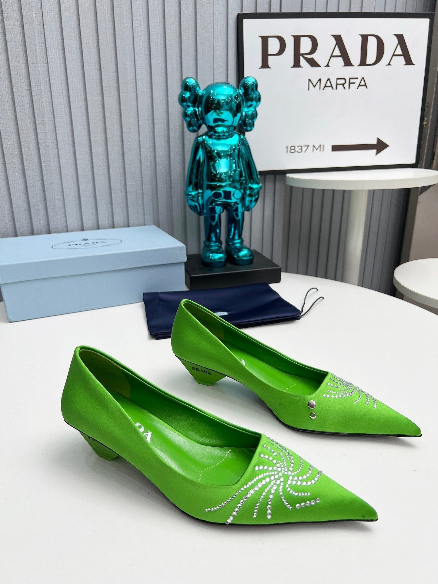 ТУФЛІ-ЧОВНИКИ PRADA 26S З ЗАГОСТРЕНИМ НОСКОМ 40 ММ ІЗ АТЛАСУ КОЛЬОРУ ЗЕЛЕНОГО ЯБЛУКА, ПРИКРАШЕНІ КРИСТАЛАМИ