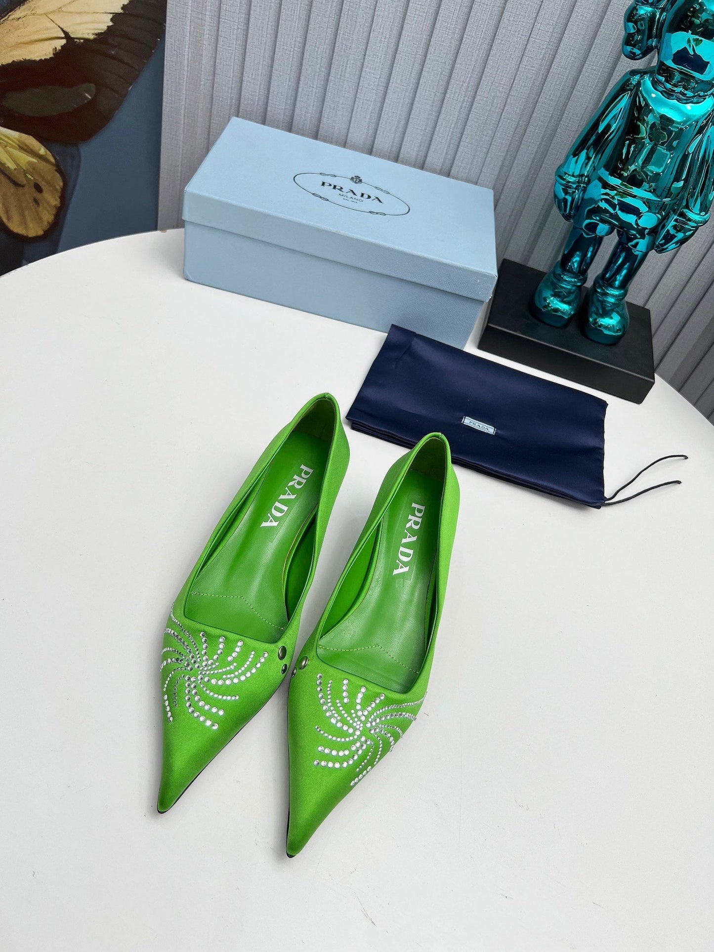 ТУФЛІ-ЧОВНИКИ PRADA 26S З ЗАГОСТРЕНИМ НОСКОМ 40 ММ ІЗ АТЛАСУ КОЛЬОРУ ЗЕЛЕНОГО ЯБЛУКА, ПРИКРАШЕНІ КРИСТАЛАМИ