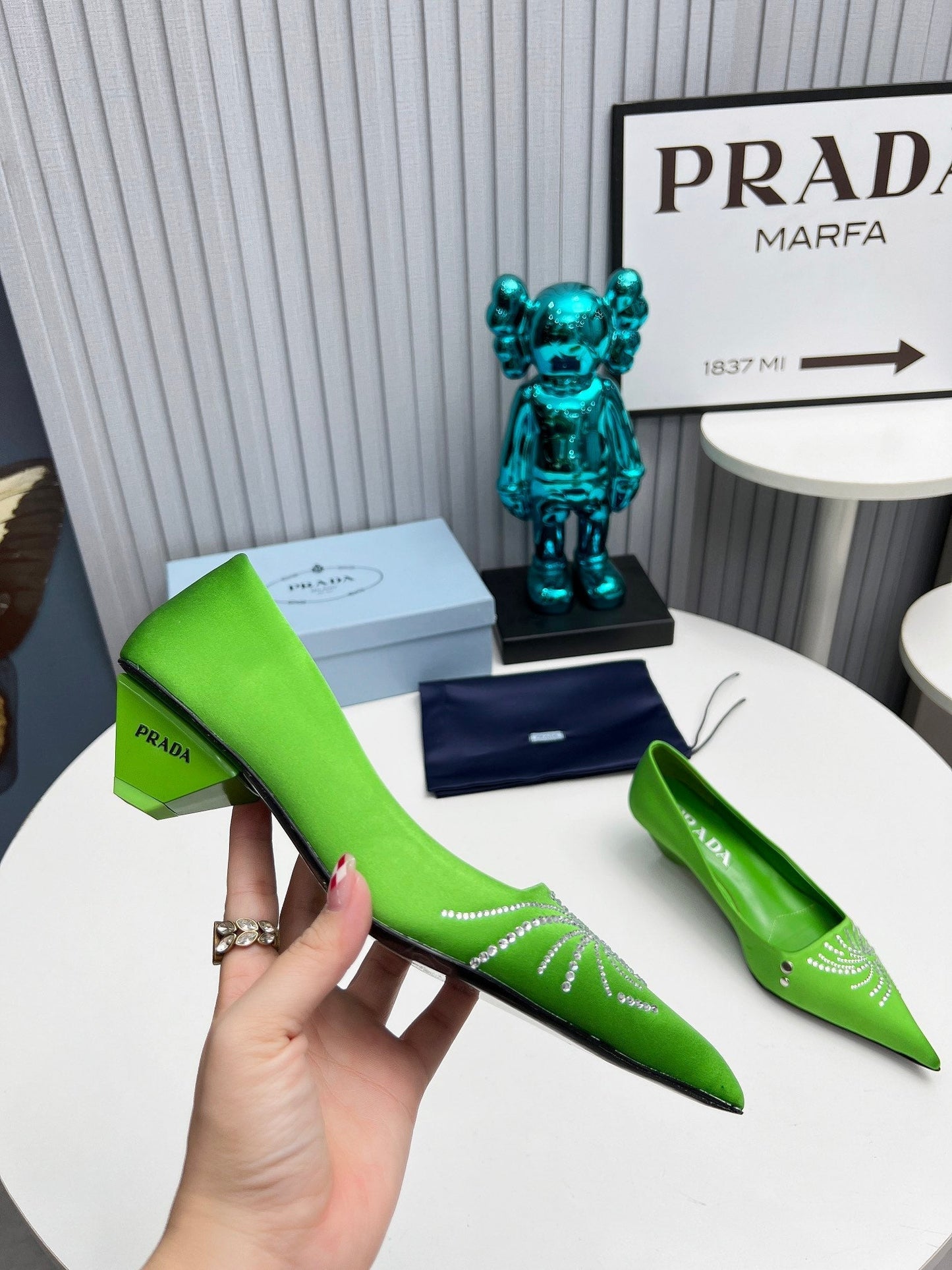 ТУФЛІ-ЧОВНИКИ PRADA 26S З ЗАГОСТРЕНИМ НОСКОМ 40 ММ ІЗ АТЛАСУ КОЛЬОРУ ЗЕЛЕНОГО ЯБЛУКА, ПРИКРАШЕНІ КРИСТАЛАМИ