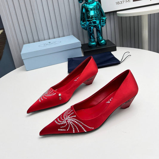 ГОСТРОНОСІ ТУФЛІ PRADA 26S, 40 ММ, З ЧЕРВОНОГО АТЛАСУ, ІНКРУСТОВАНІ КРИСТАЛАМИ