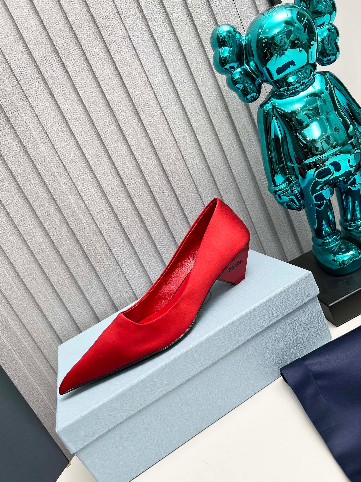 ТУФЛІ-ЧОВНИКИ PRADA 26S З ЗАГОСТРЕНИМ НОСКОМ 40 ММ З ЧЕРВОНОГО АТЛАСУ