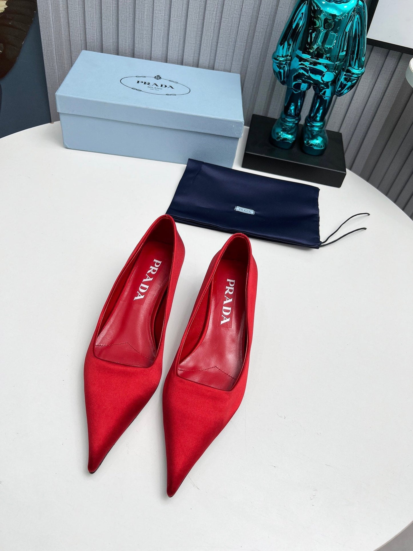 ТУФЛІ-ЧОВНИКИ PRADA 26S З ЗАГОСТРЕНИМ НОСКОМ 40 ММ З ЧЕРВОНОГО АТЛАСУ