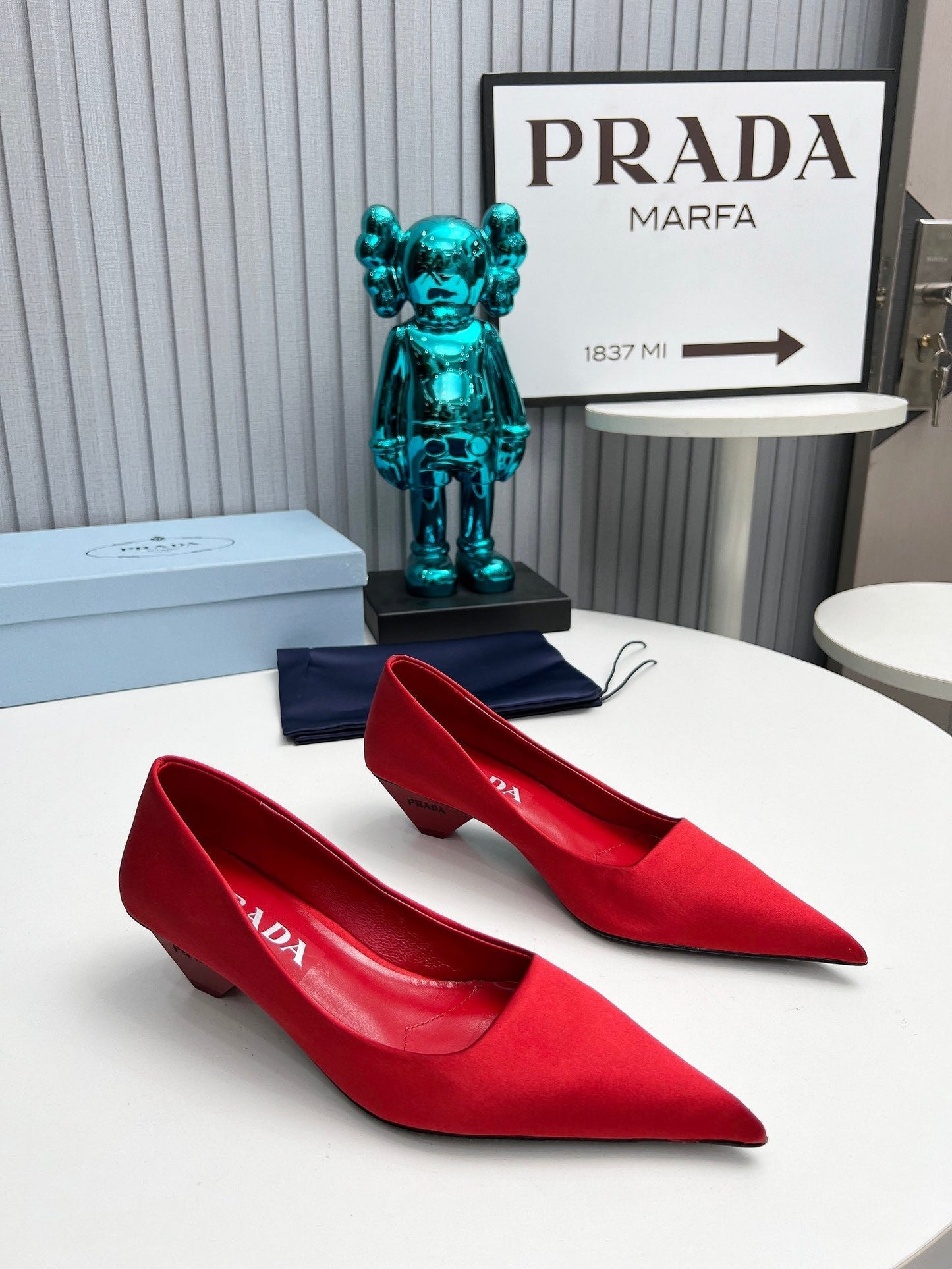 ТУФЛІ-ЧОВНИКИ PRADA 26S З ЗАГОСТРЕНИМ НОСКОМ 40 ММ З ЧЕРВОНОГО АТЛАСУ