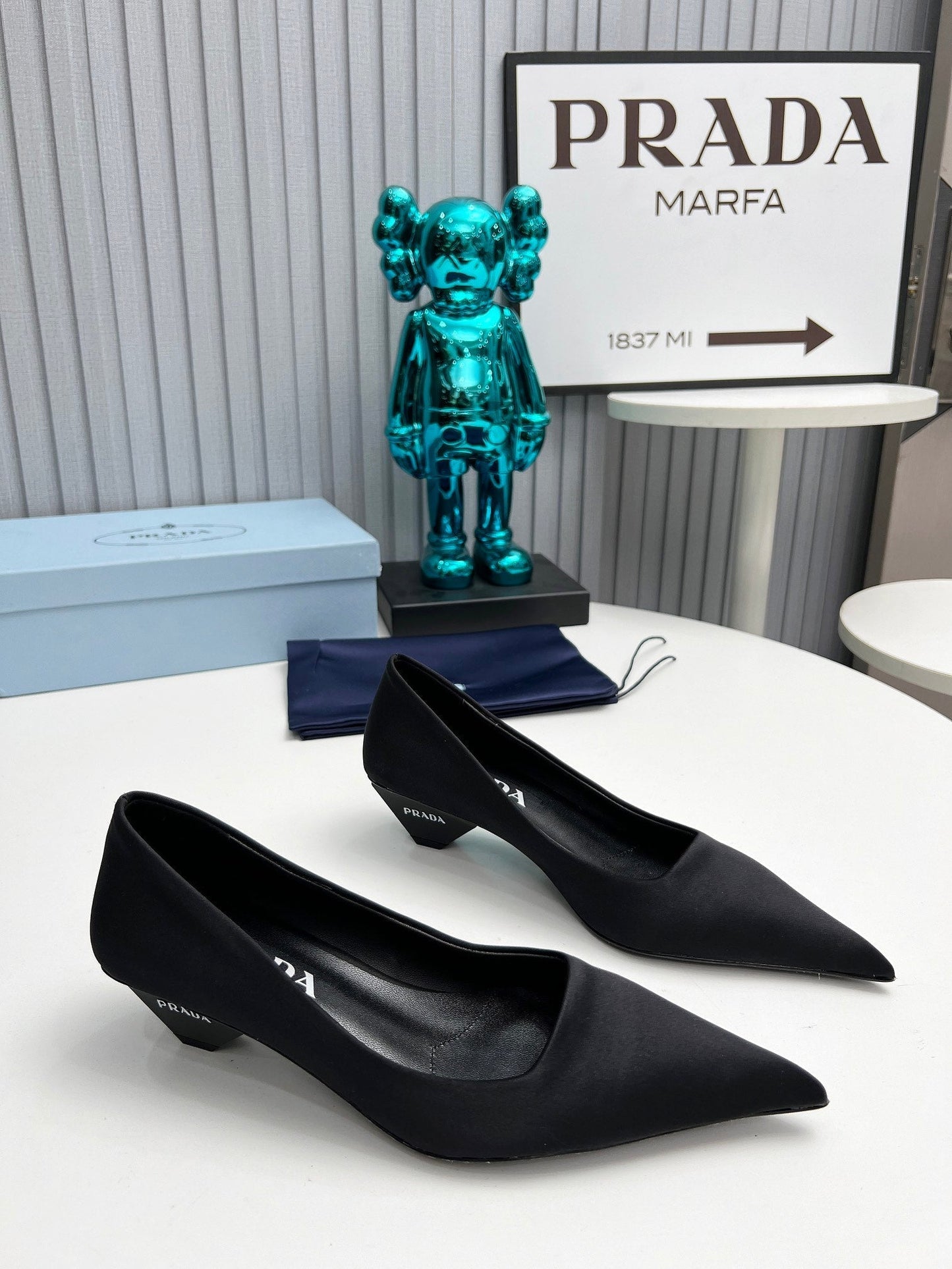 Туфлі-човники PRADA 26S З ГОСТРИМ НОСКОМ 40 ММ З ЧОРНОГО АТЛАСУ