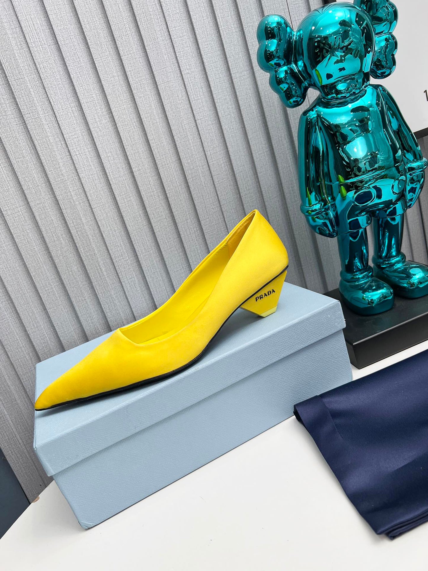 ЖІНОЧІ ТУФЛІ PRADA 26S З ЗАГОСТРЕНИМ НОСОМ, 40 ММ, ЖОВТИЙ АТЛАС