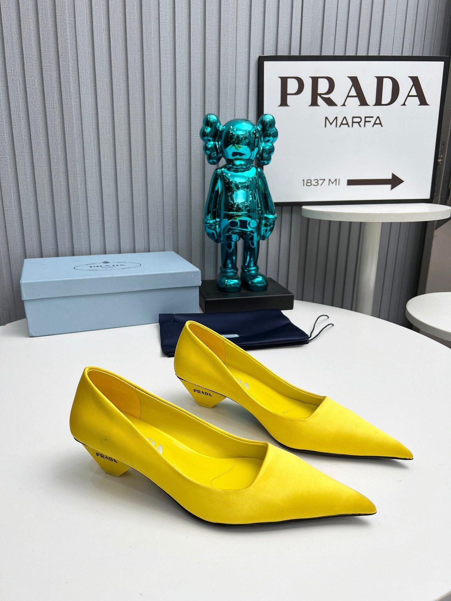 ЖІНОЧІ ТУФЛІ PRADA 26S З ЗАГОСТРЕНИМ НОСОМ, 40 ММ, ЖОВТИЙ АТЛАС