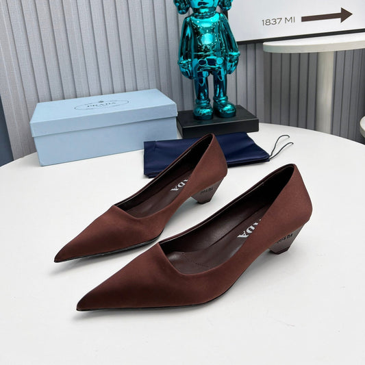 Туфлі PRADA 26S із загостреним носком, на підборах 40 мм, із темно-коричневого атласу