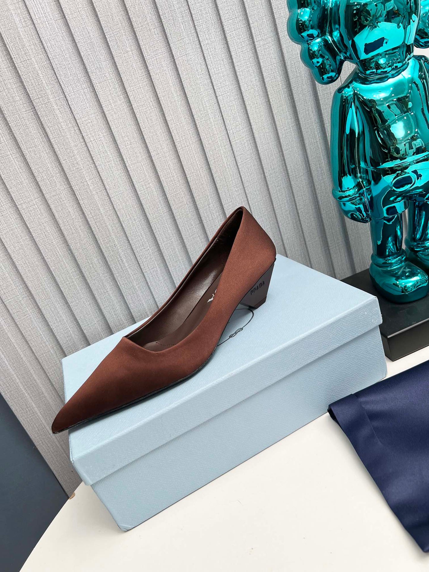 Туфлі PRADA 26S із загостреним носком, на підборах 40 мм, із темно-коричневого атласу