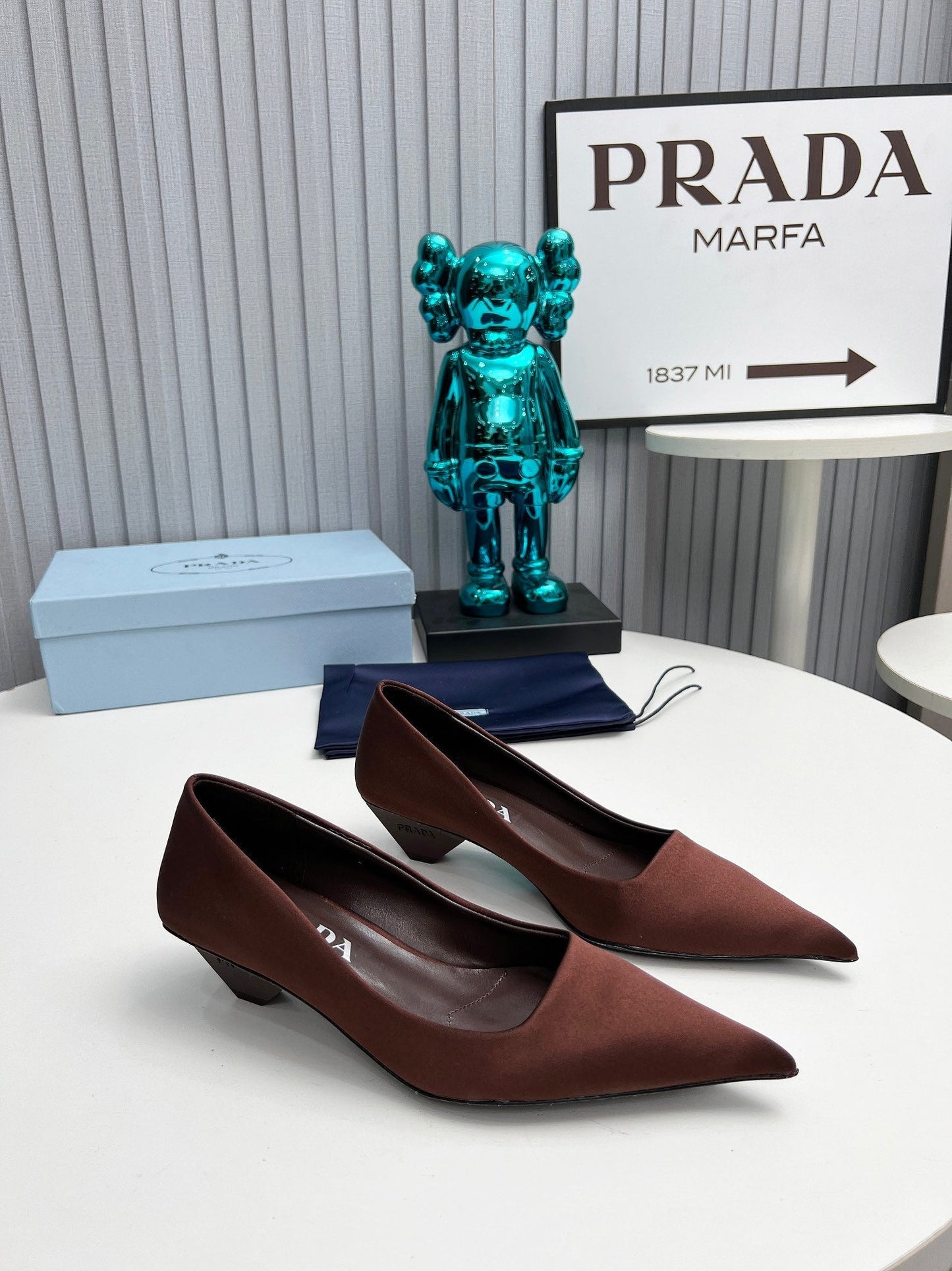 Туфлі PRADA 26S із загостреним носком, на підборах 40 мм, із темно-коричневого атласу