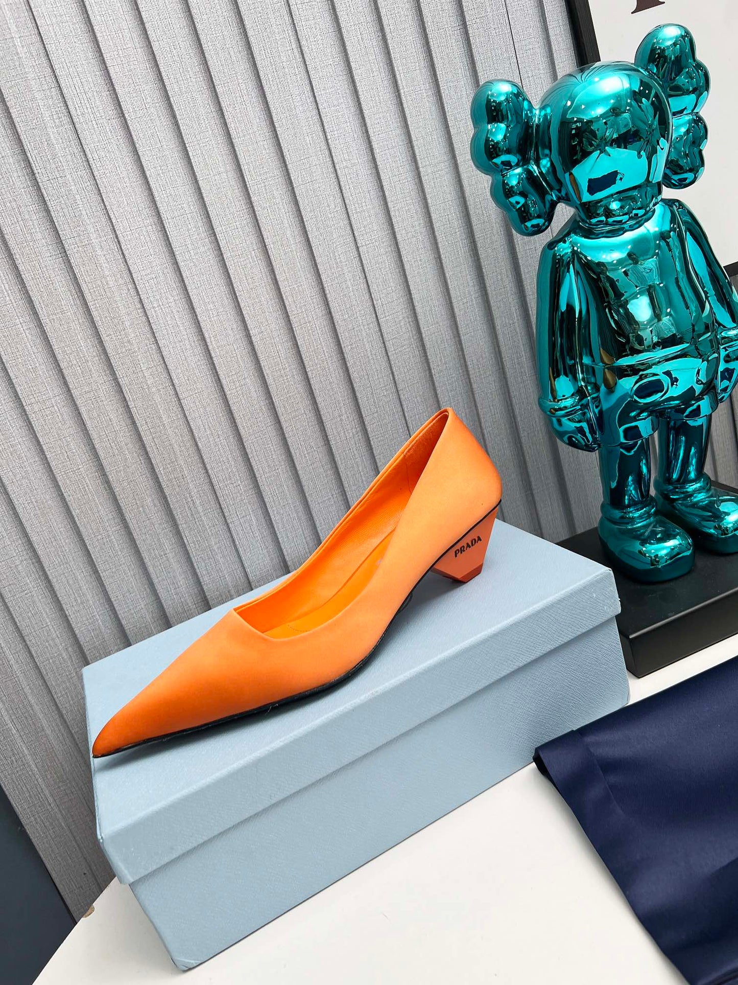 Туфлі-човники PRADA 26S з загостреним носком, 40 мм, з помаранчевого атласу