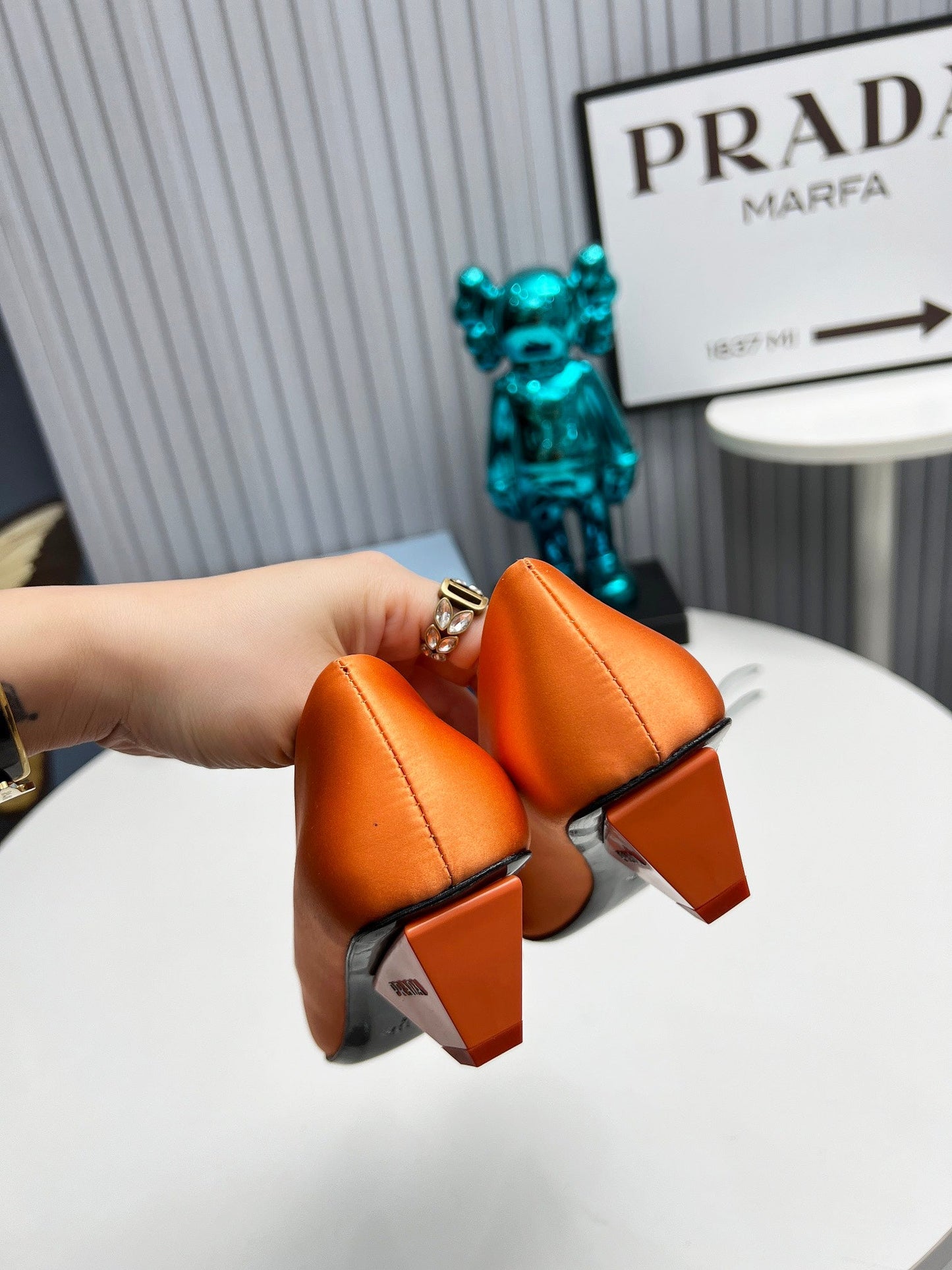 Туфлі-човники PRADA 26S з загостреним носком, 40 мм, з помаранчевого атласу