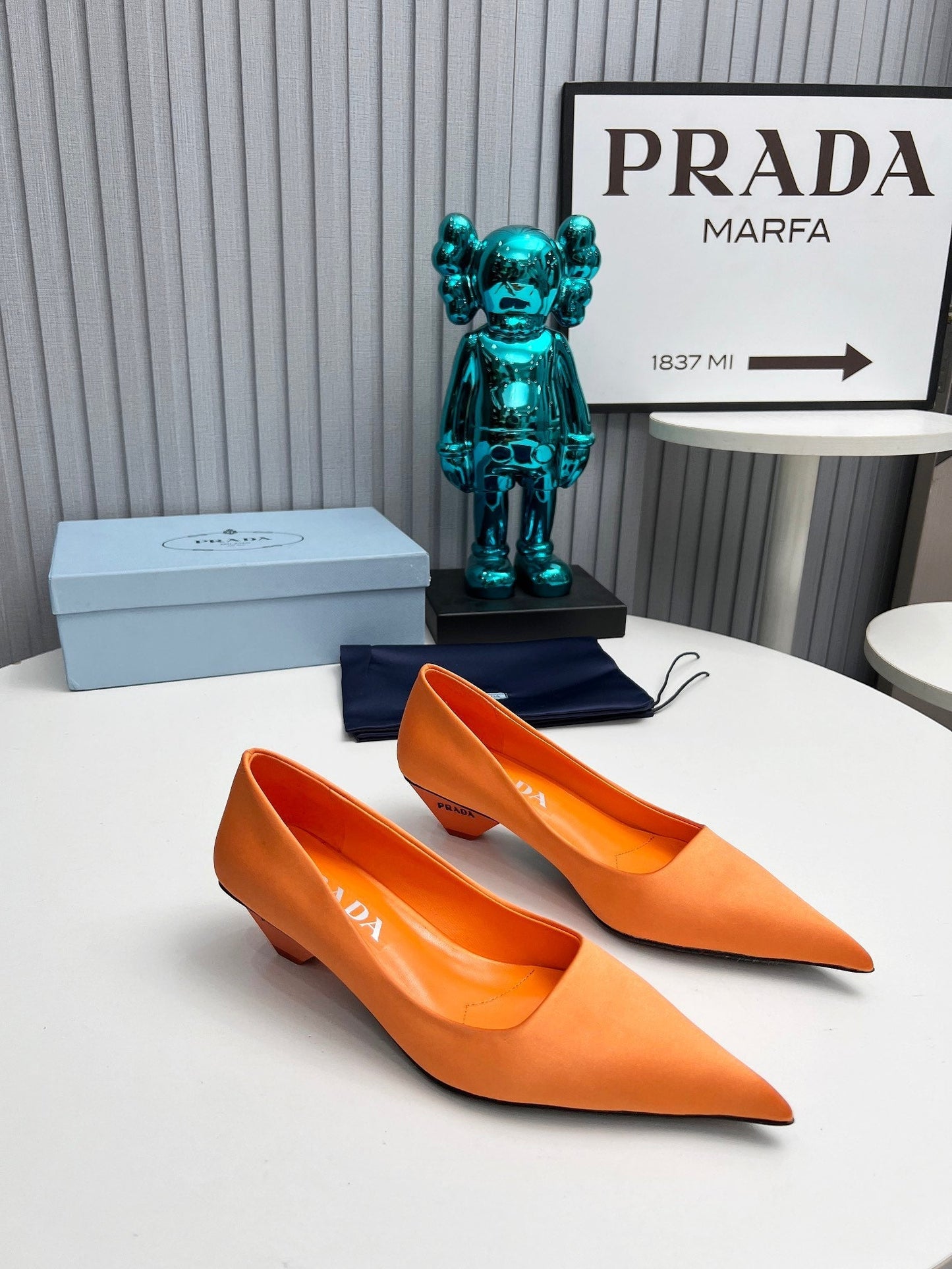 Туфлі-човники PRADA 26S з загостреним носком, 40 мм, з помаранчевого атласу
