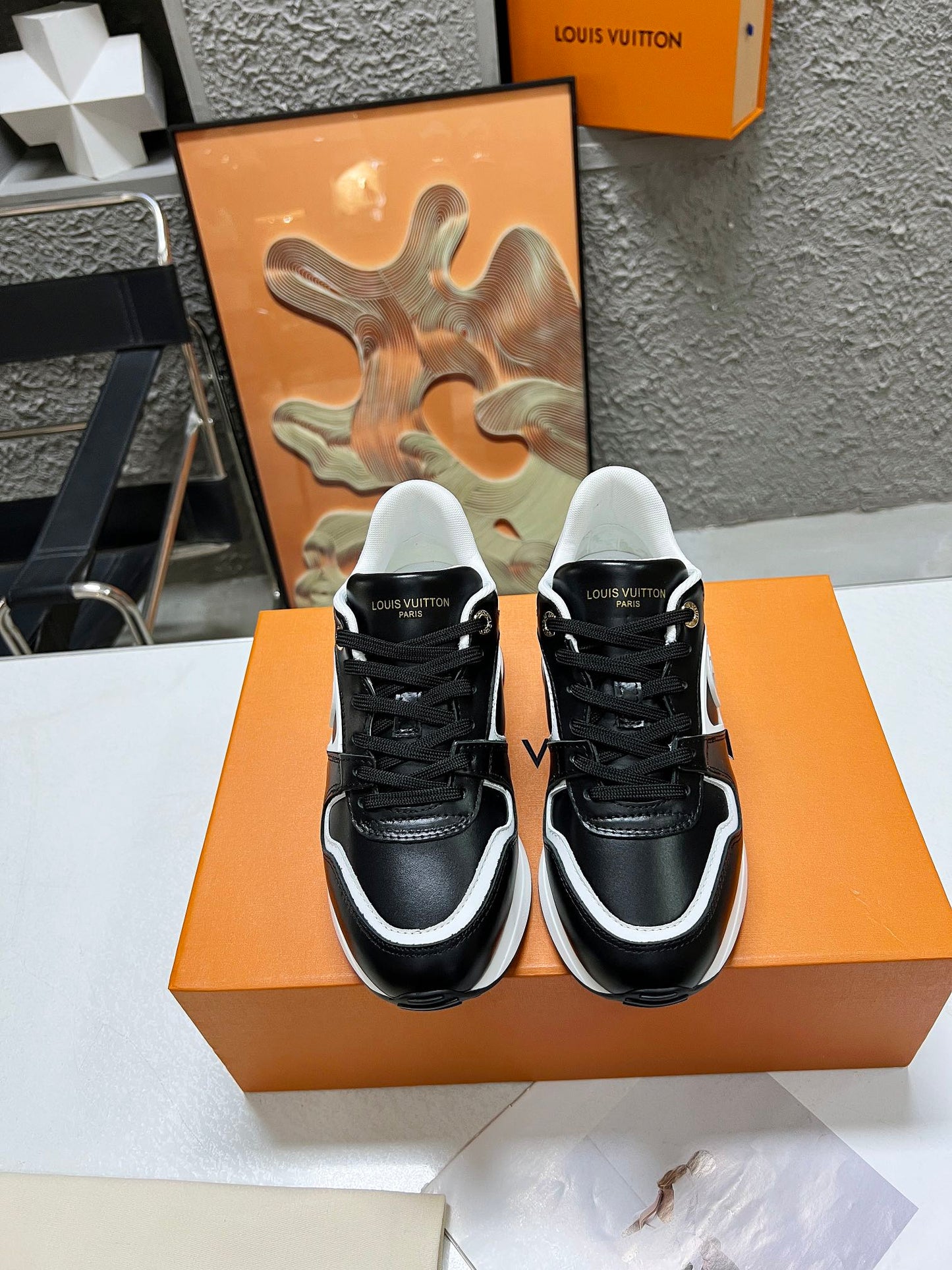 LV WOMEN SNEAKER IN BLACK CALFSKIN - 35