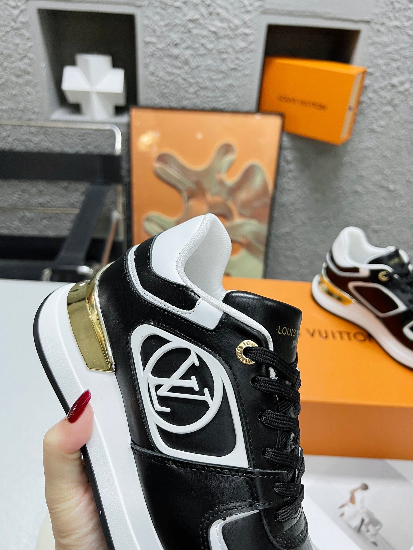 LV WOMEN SNEAKER IN BLACK CALFSKIN - 35