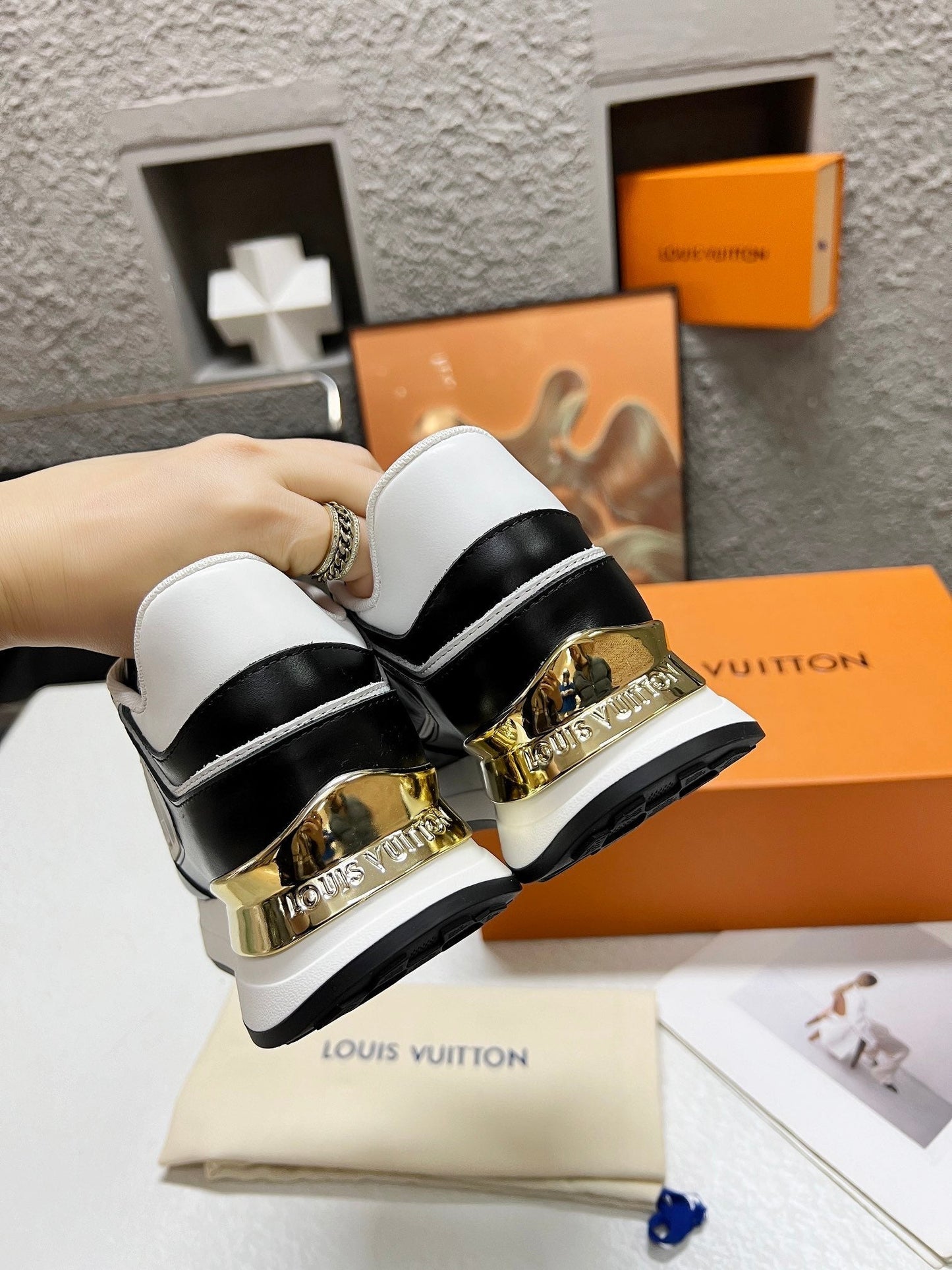 LV WOMEN SNEAKER IN BLACK CALFSKIN - 35
