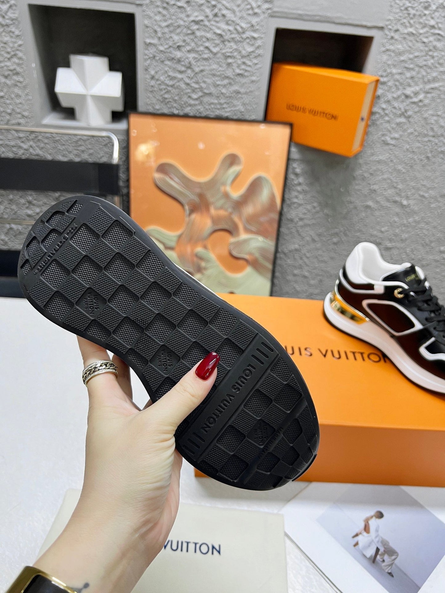 LV WOMEN SNEAKER IN BLACK CALFSKIN - 35
