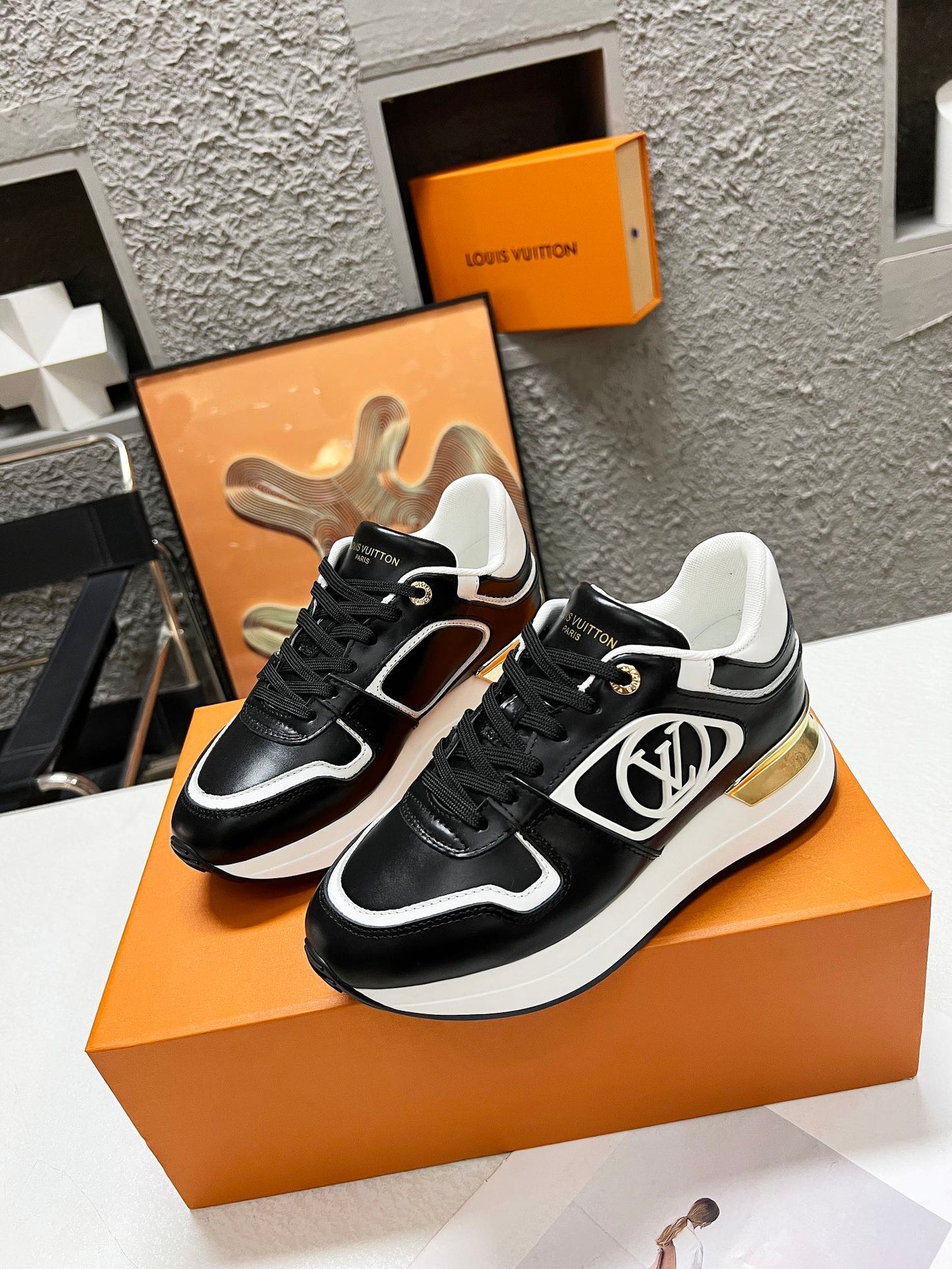 LV WOMEN SNEAKER IN BLACK CALFSKIN - 35