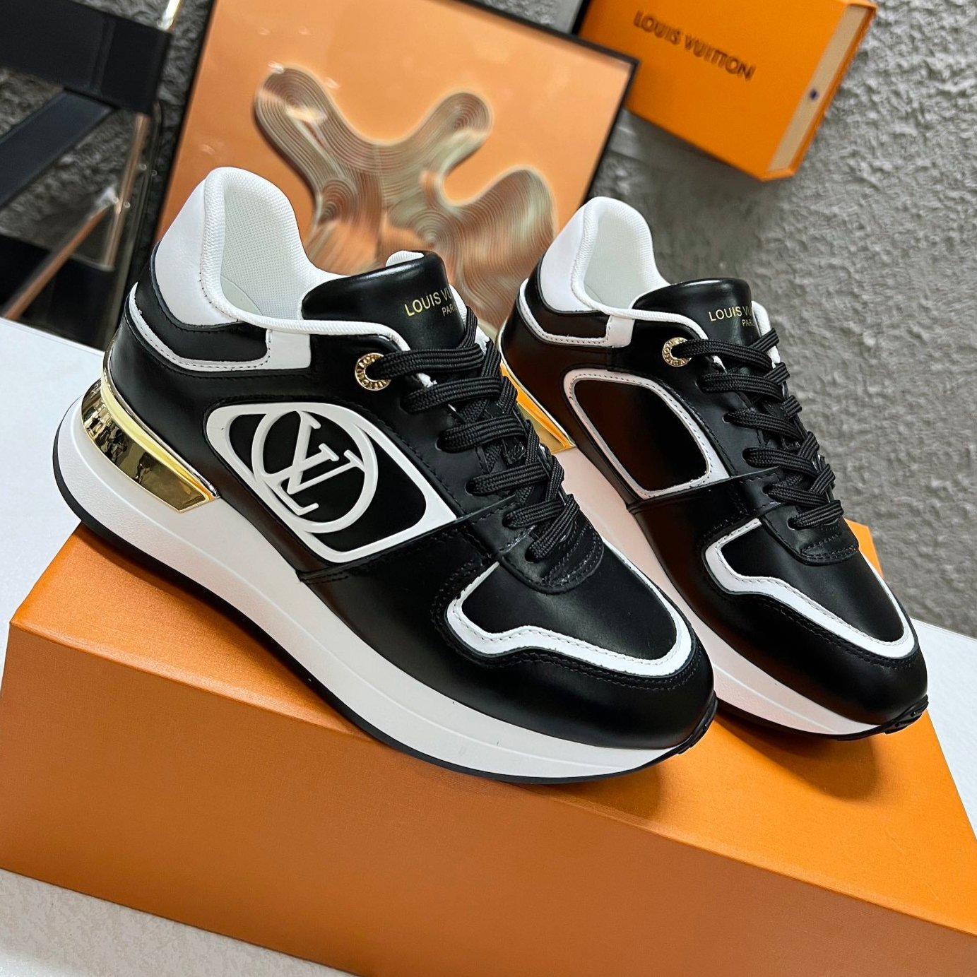 LV WOMEN SNEAKER IN BLACK CALFSKIN - 35